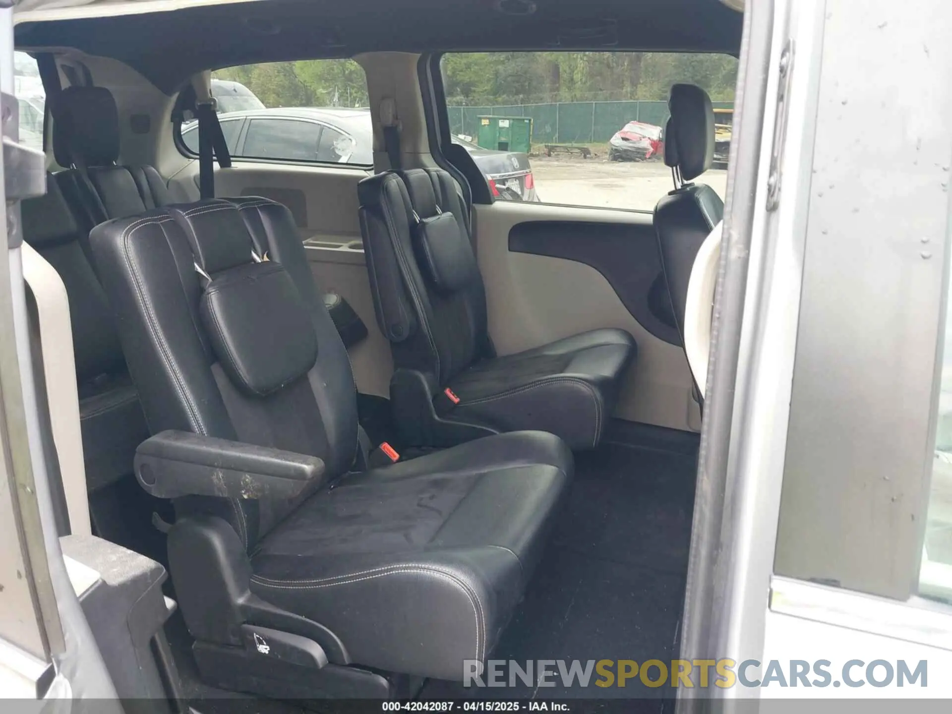 8 Photograph of a damaged car 2C4RDGCG2KR775504 DODGE GRAND CARAVAN 2019