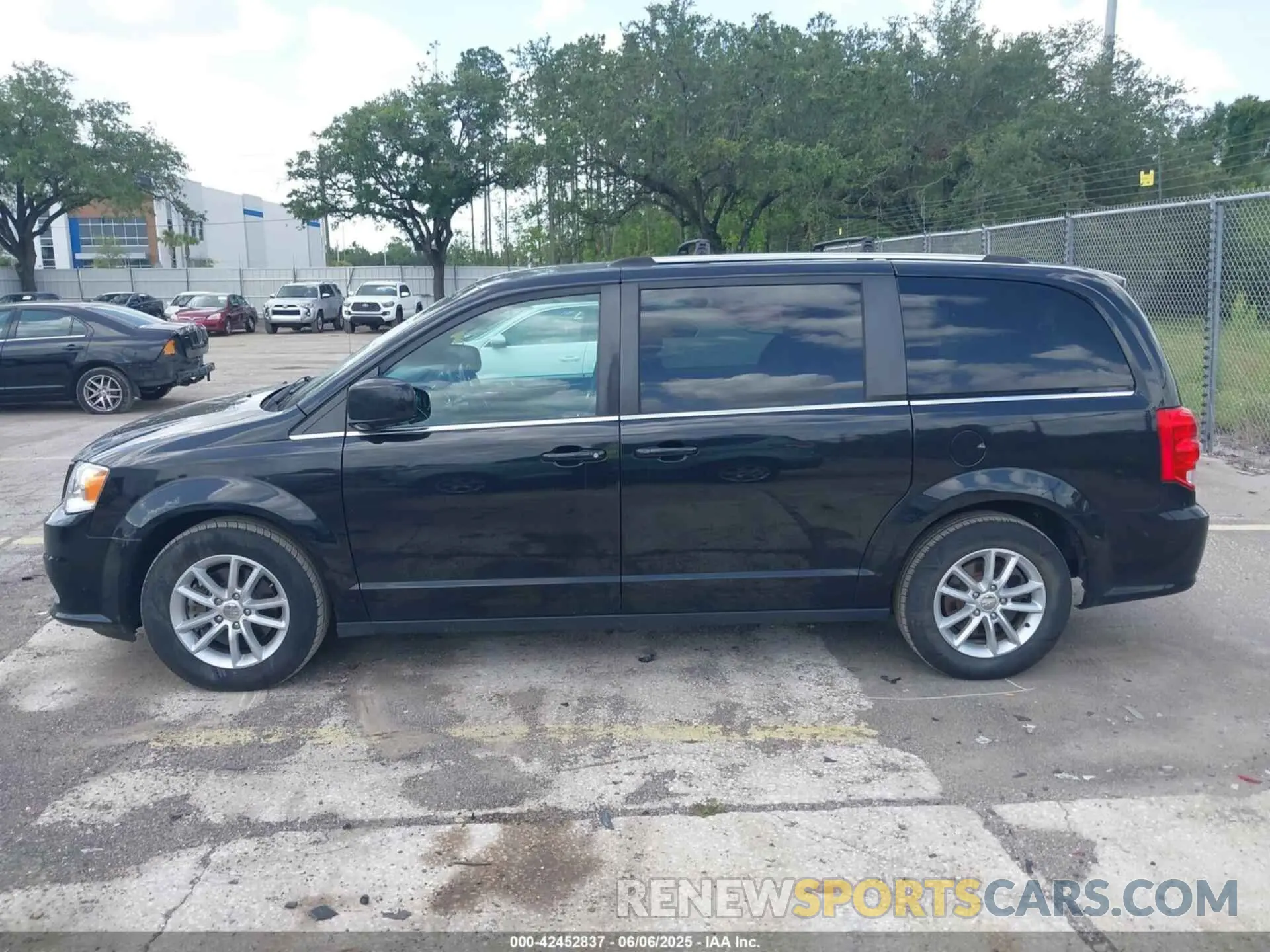 14 Photograph of a damaged car 2C4RDGCG2KR797969 DODGE GRAND CARAVAN 2019