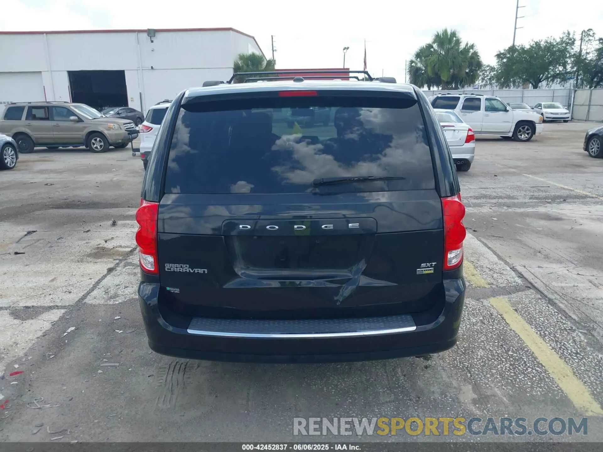 16 Photograph of a damaged car 2C4RDGCG2KR797969 DODGE GRAND CARAVAN 2019