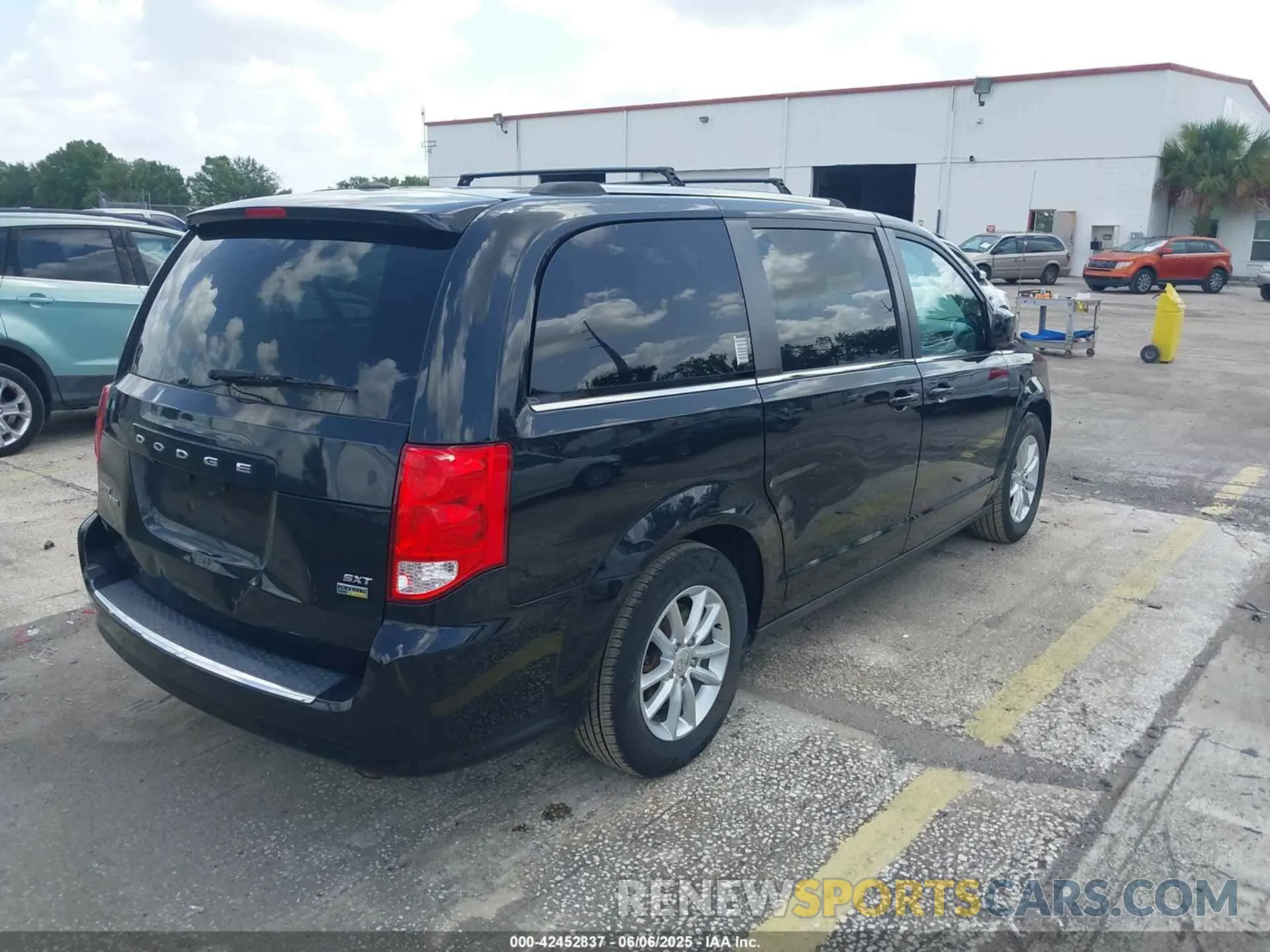 4 Photograph of a damaged car 2C4RDGCG2KR797969 DODGE GRAND CARAVAN 2019