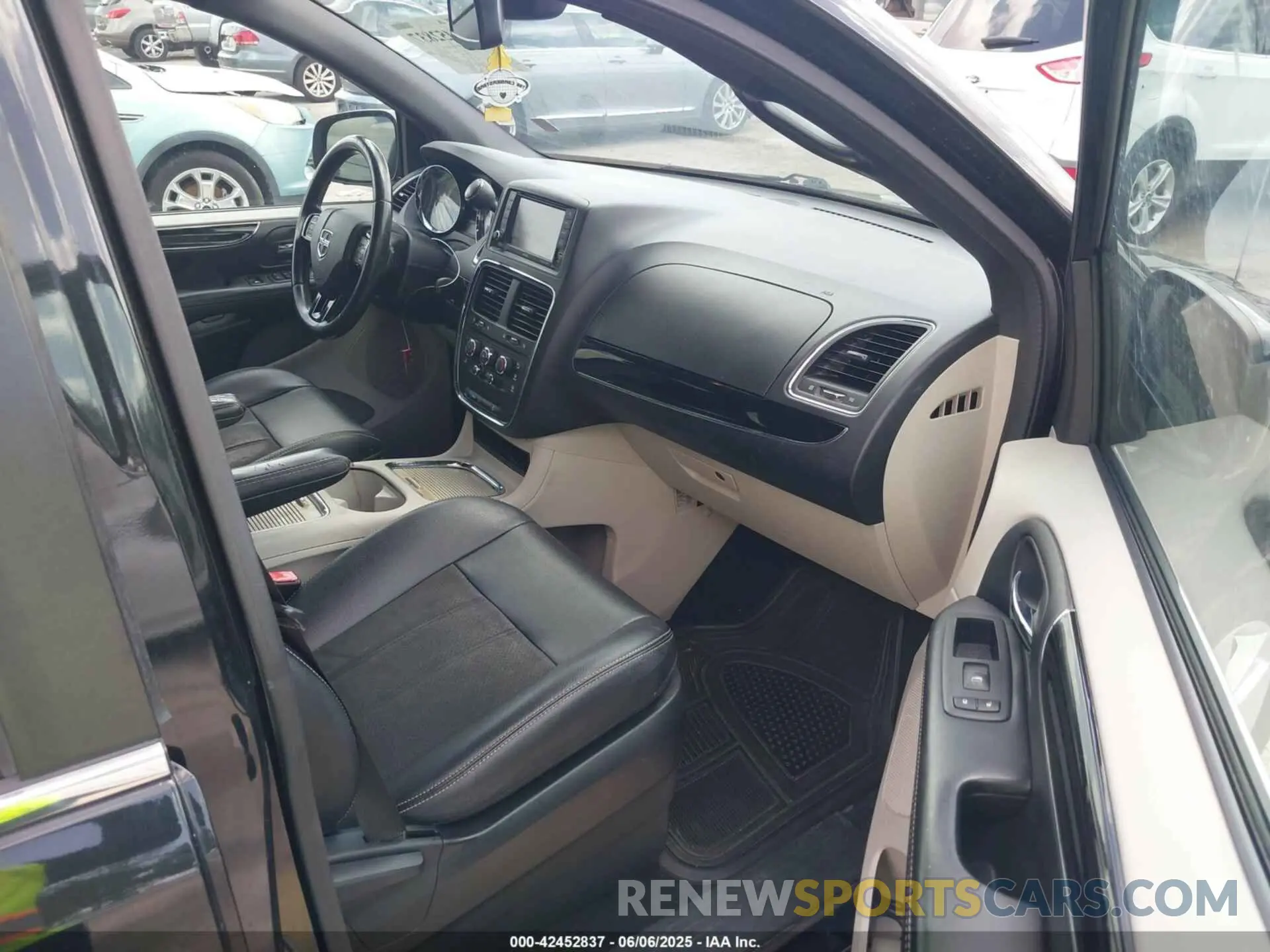 5 Photograph of a damaged car 2C4RDGCG2KR797969 DODGE GRAND CARAVAN 2019