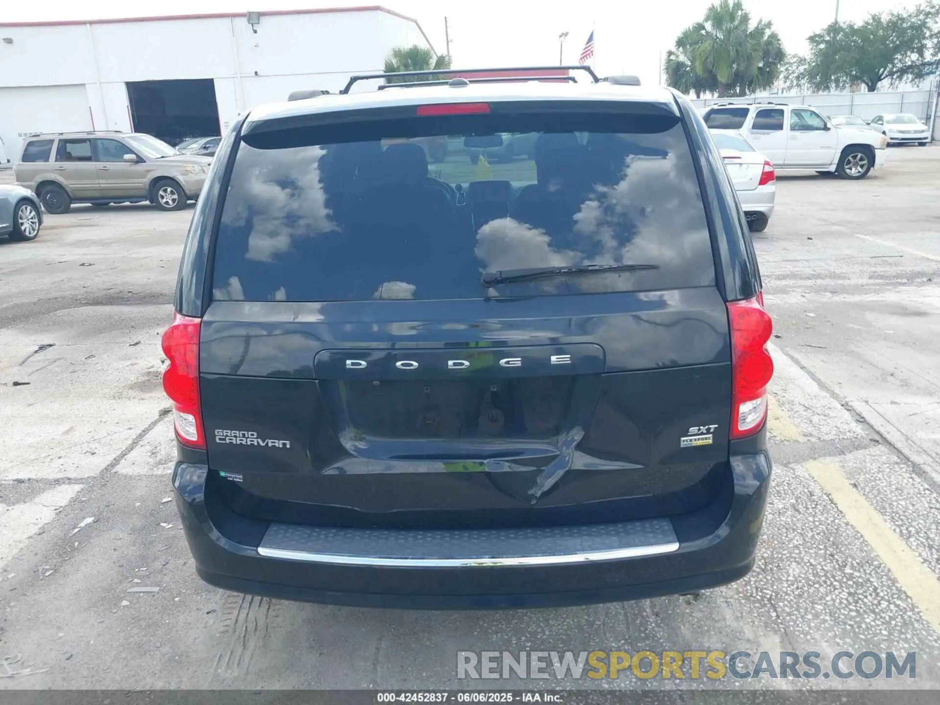6 Photograph of a damaged car 2C4RDGCG2KR797969 DODGE GRAND CARAVAN 2019