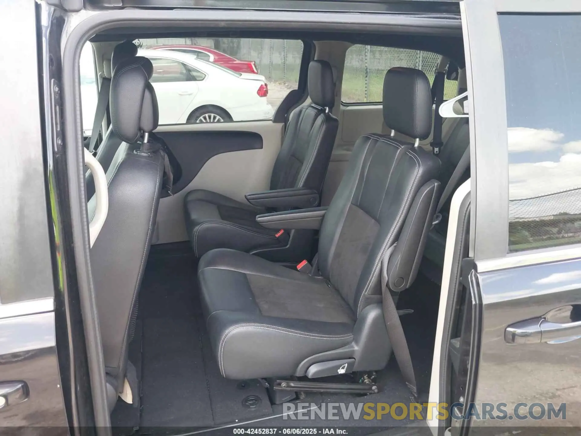 8 Photograph of a damaged car 2C4RDGCG2KR797969 DODGE GRAND CARAVAN 2019