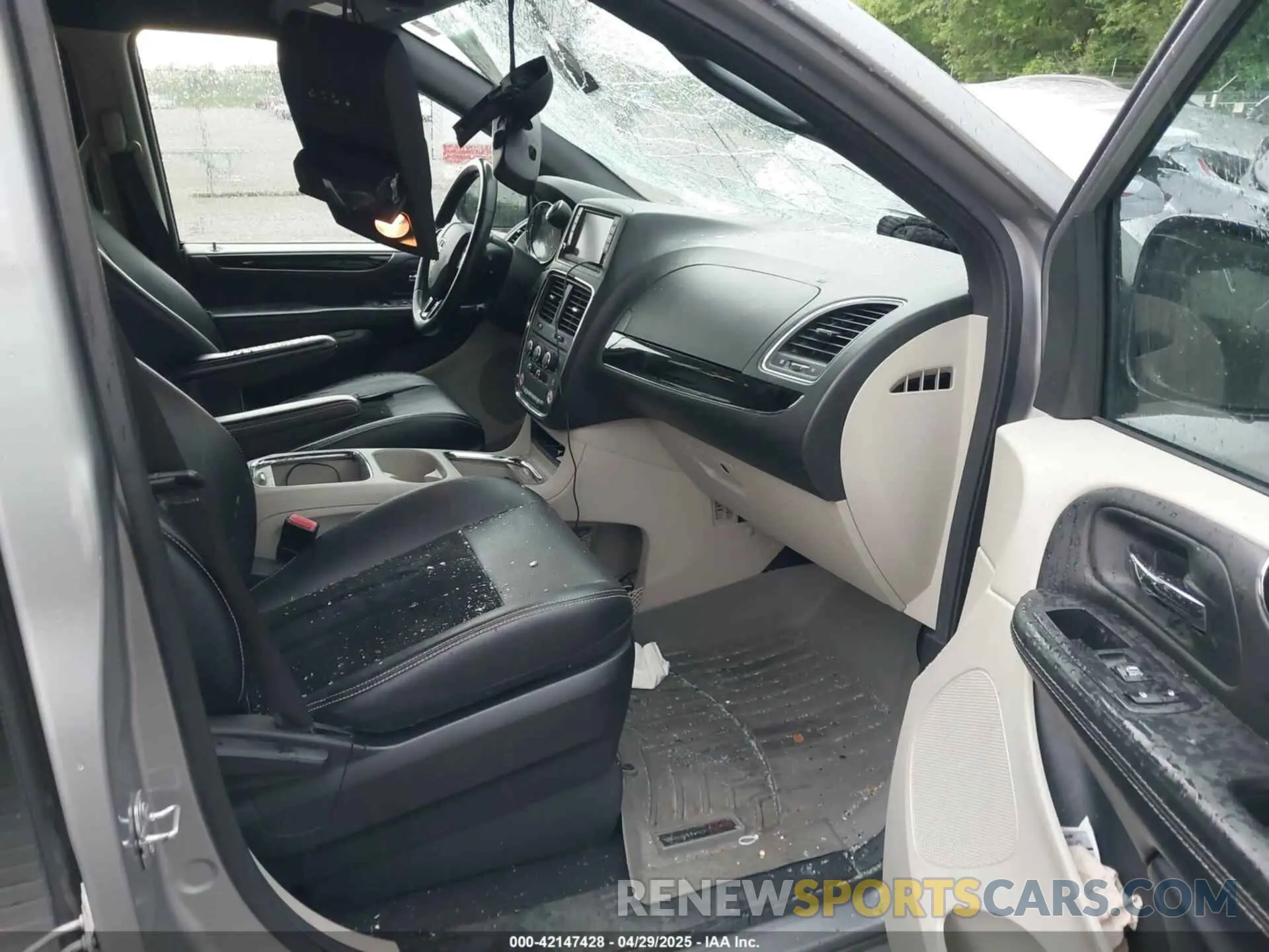 5 Photograph of a damaged car 2C4RDGCG3KR513667 DODGE GRAND CARAVAN 2019
