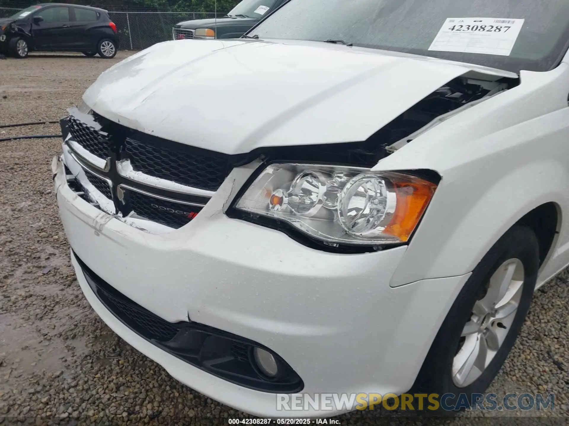 17 Photograph of a damaged car 2C4RDGCG3KR543784 DODGE GRAND CARAVAN 2019