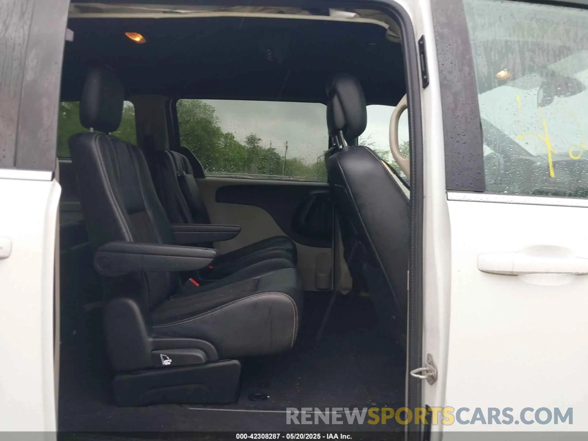 8 Photograph of a damaged car 2C4RDGCG3KR543784 DODGE GRAND CARAVAN 2019