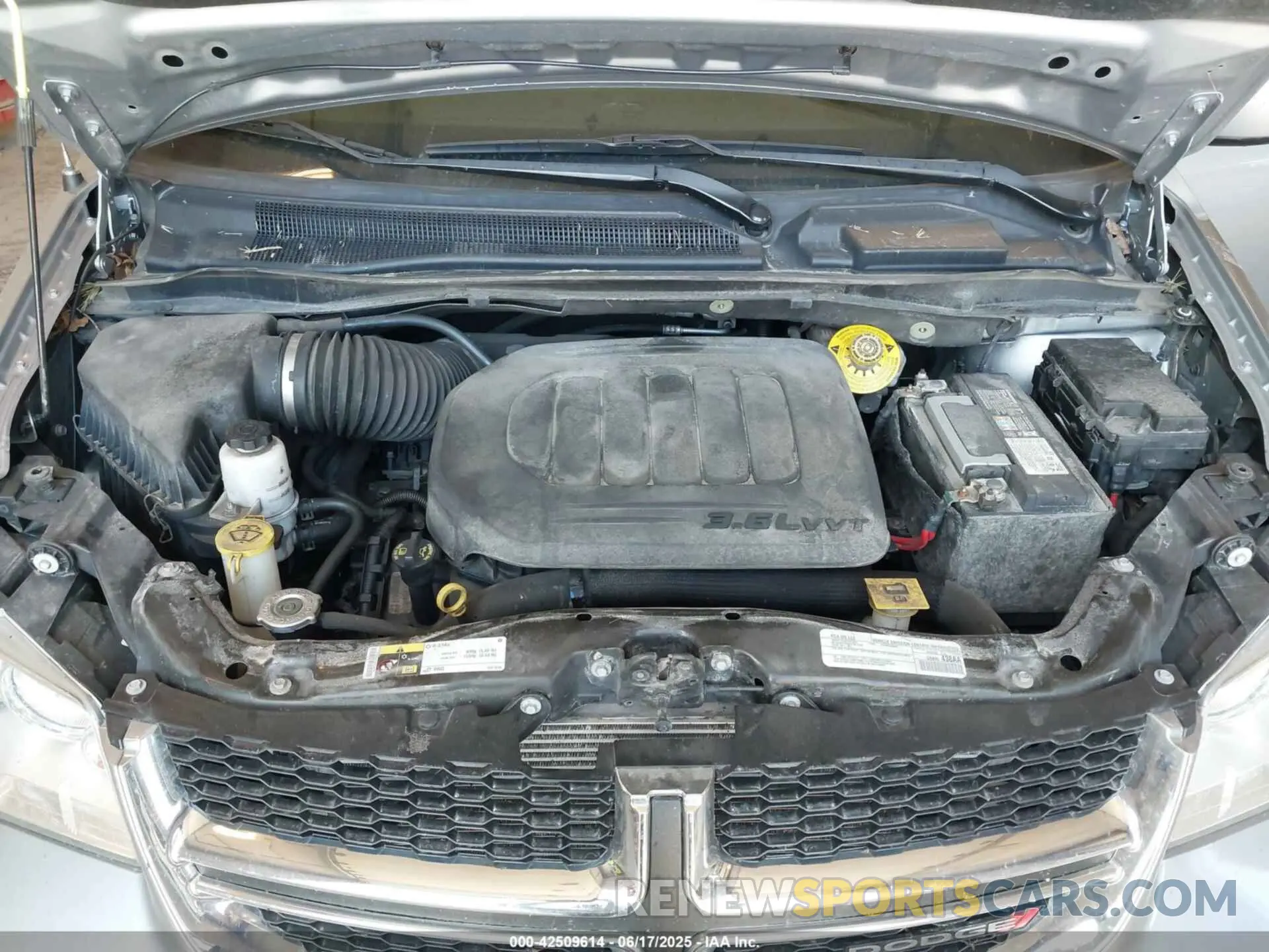10 Photograph of a damaged car 2C4RDGCG3KR566224 DODGE GRAND CARAVAN 2019