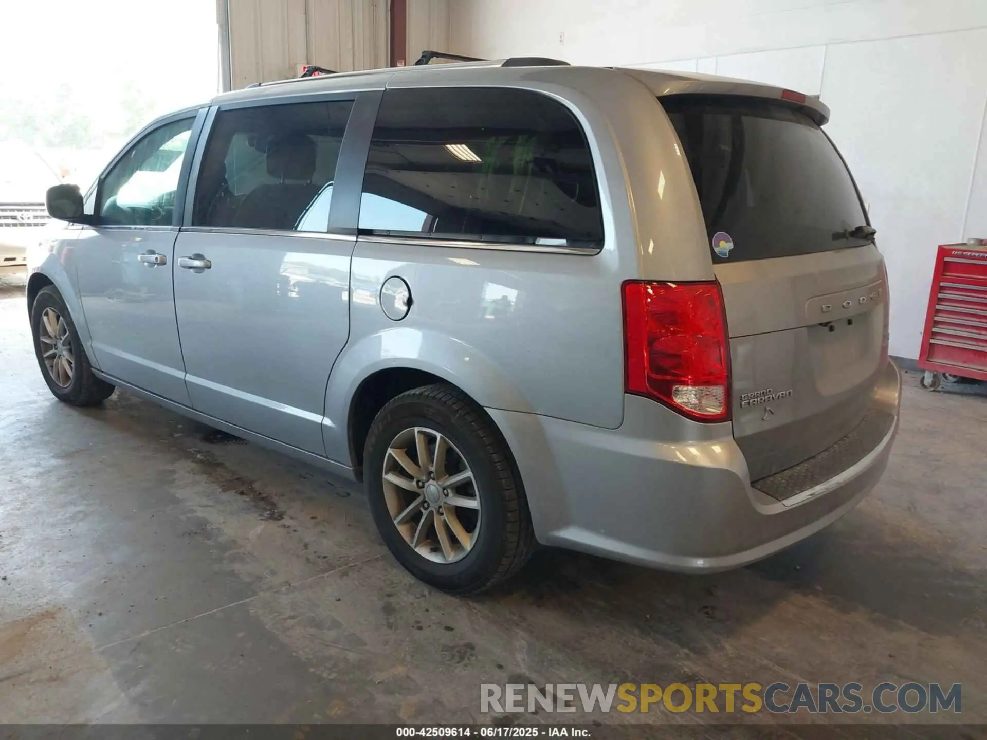 3 Photograph of a damaged car 2C4RDGCG3KR566224 DODGE GRAND CARAVAN 2019