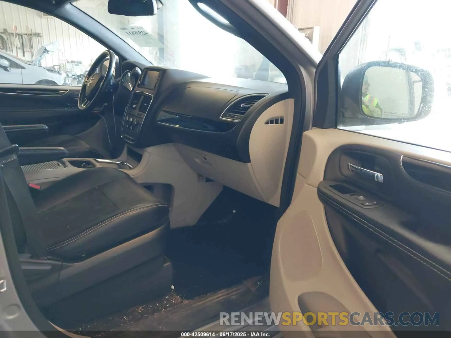 5 Photograph of a damaged car 2C4RDGCG3KR566224 DODGE GRAND CARAVAN 2019