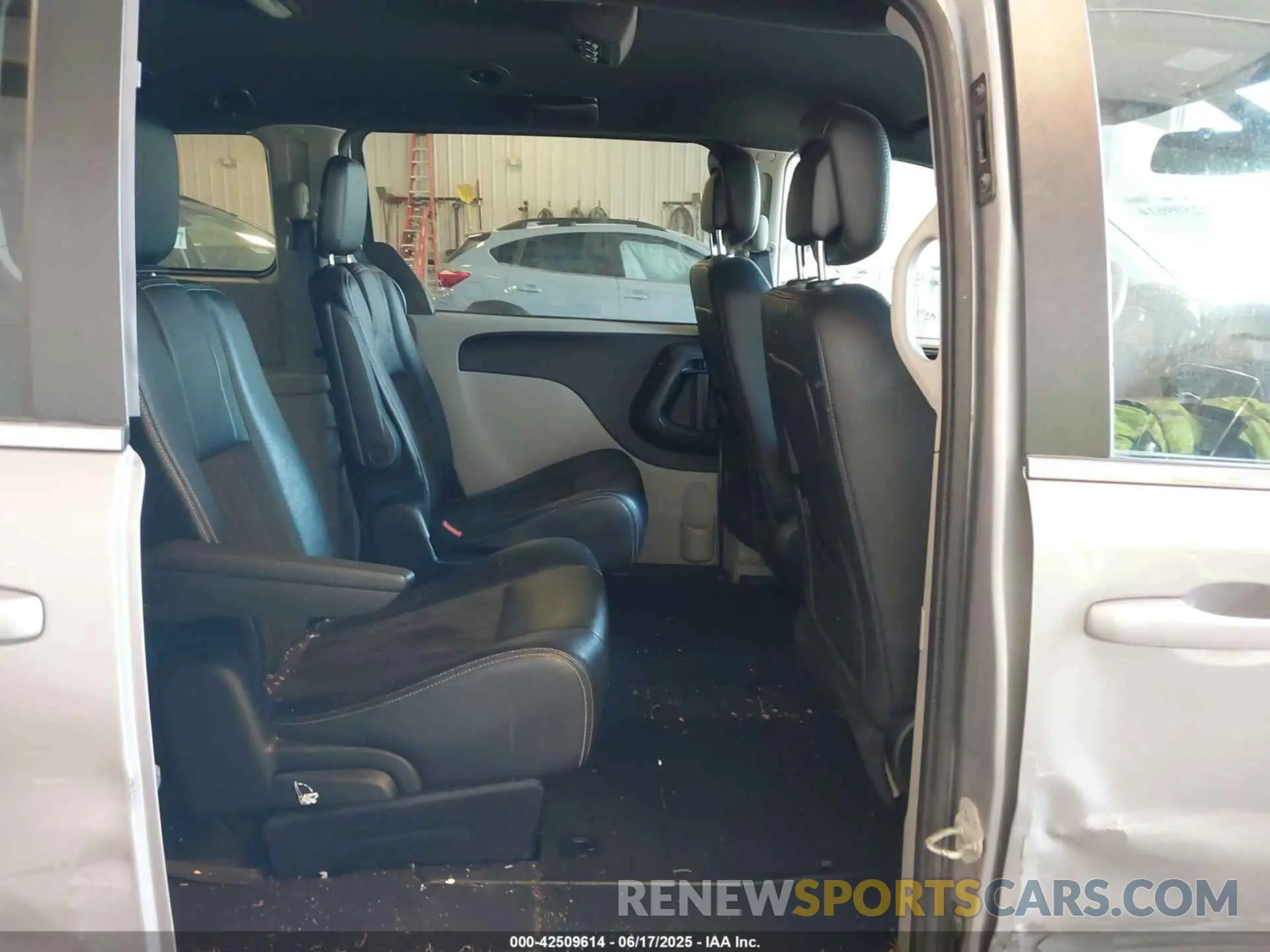 8 Photograph of a damaged car 2C4RDGCG3KR566224 DODGE GRAND CARAVAN 2019