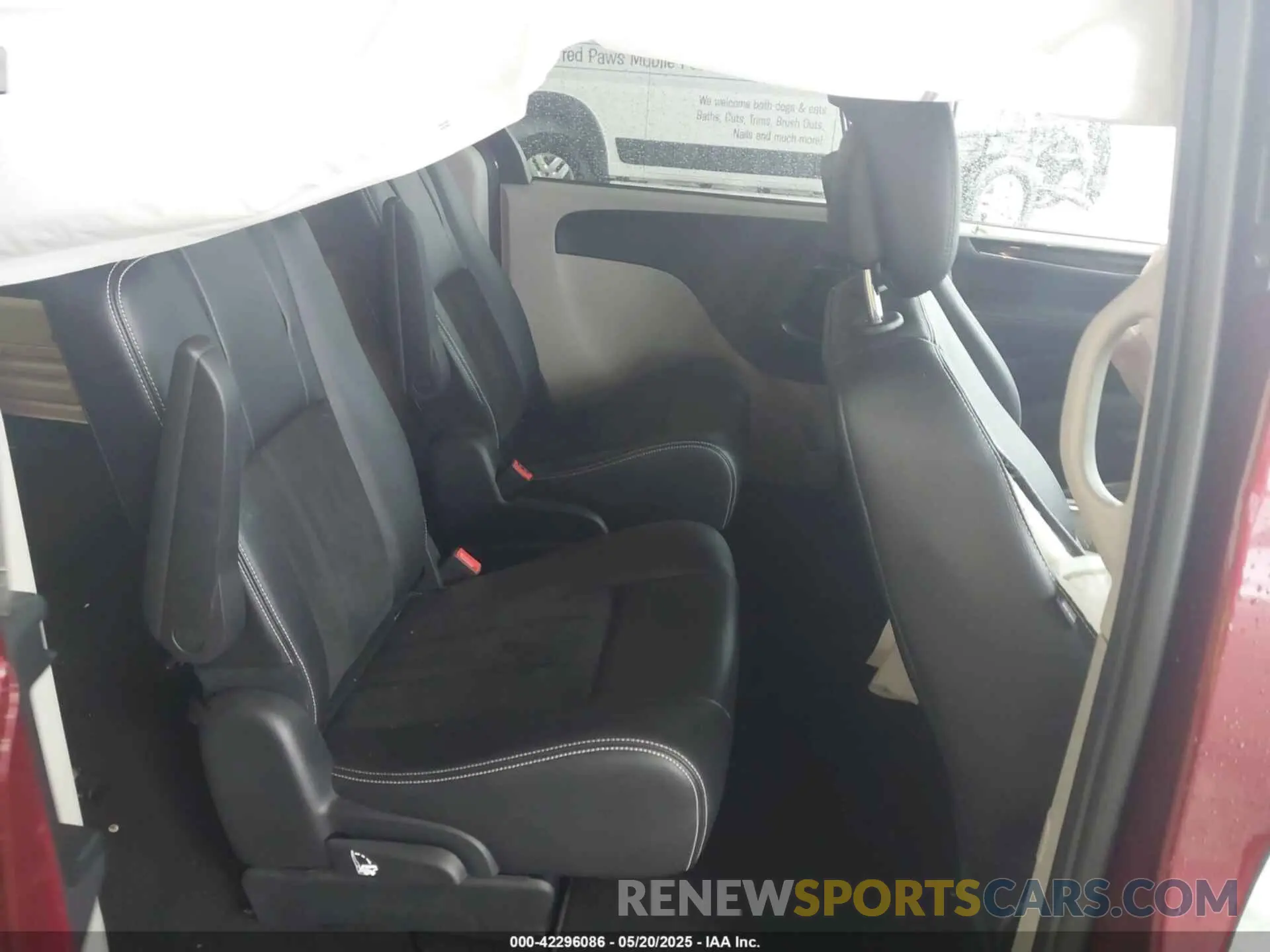 8 Photograph of a damaged car 2C4RDGCG3KR586215 DODGE GRAND CARAVAN 2019