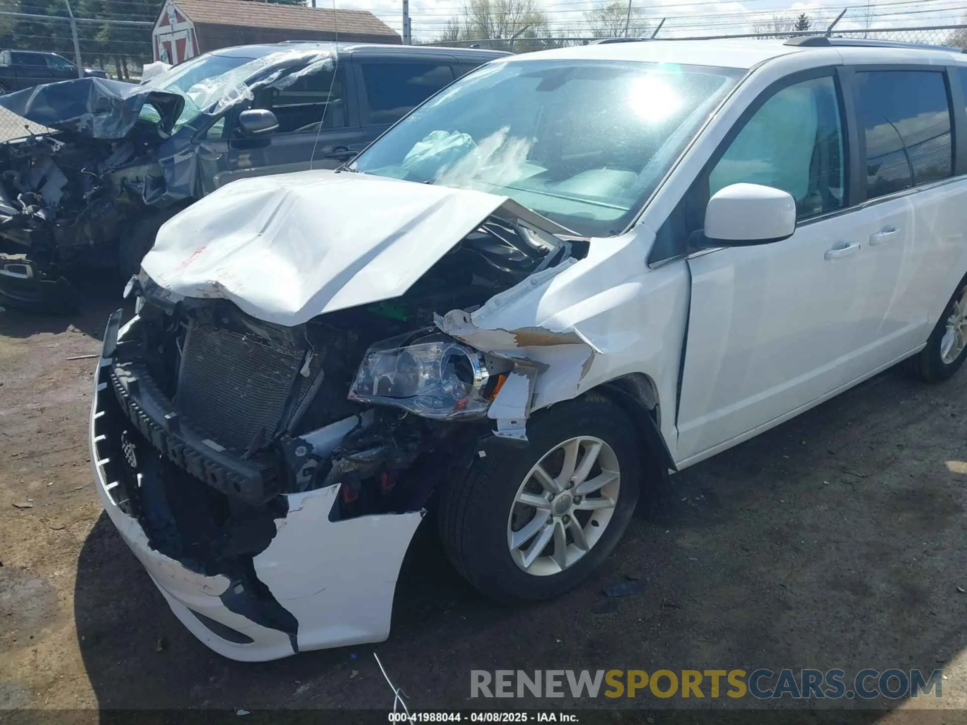 2 Photograph of a damaged car 2C4RDGCG3KR661558 DODGE GRAND CARAVAN 2019