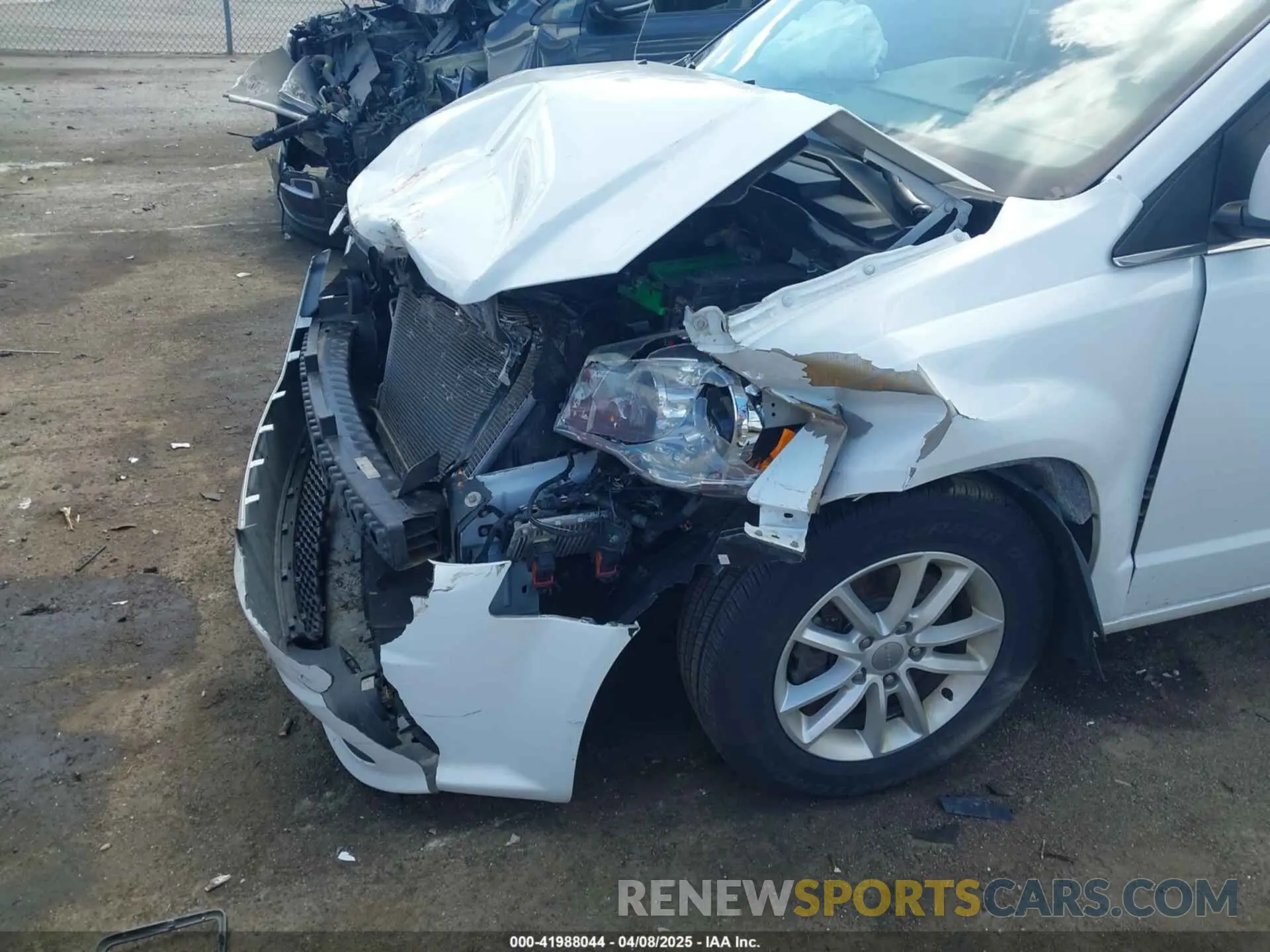 6 Photograph of a damaged car 2C4RDGCG3KR661558 DODGE GRAND CARAVAN 2019