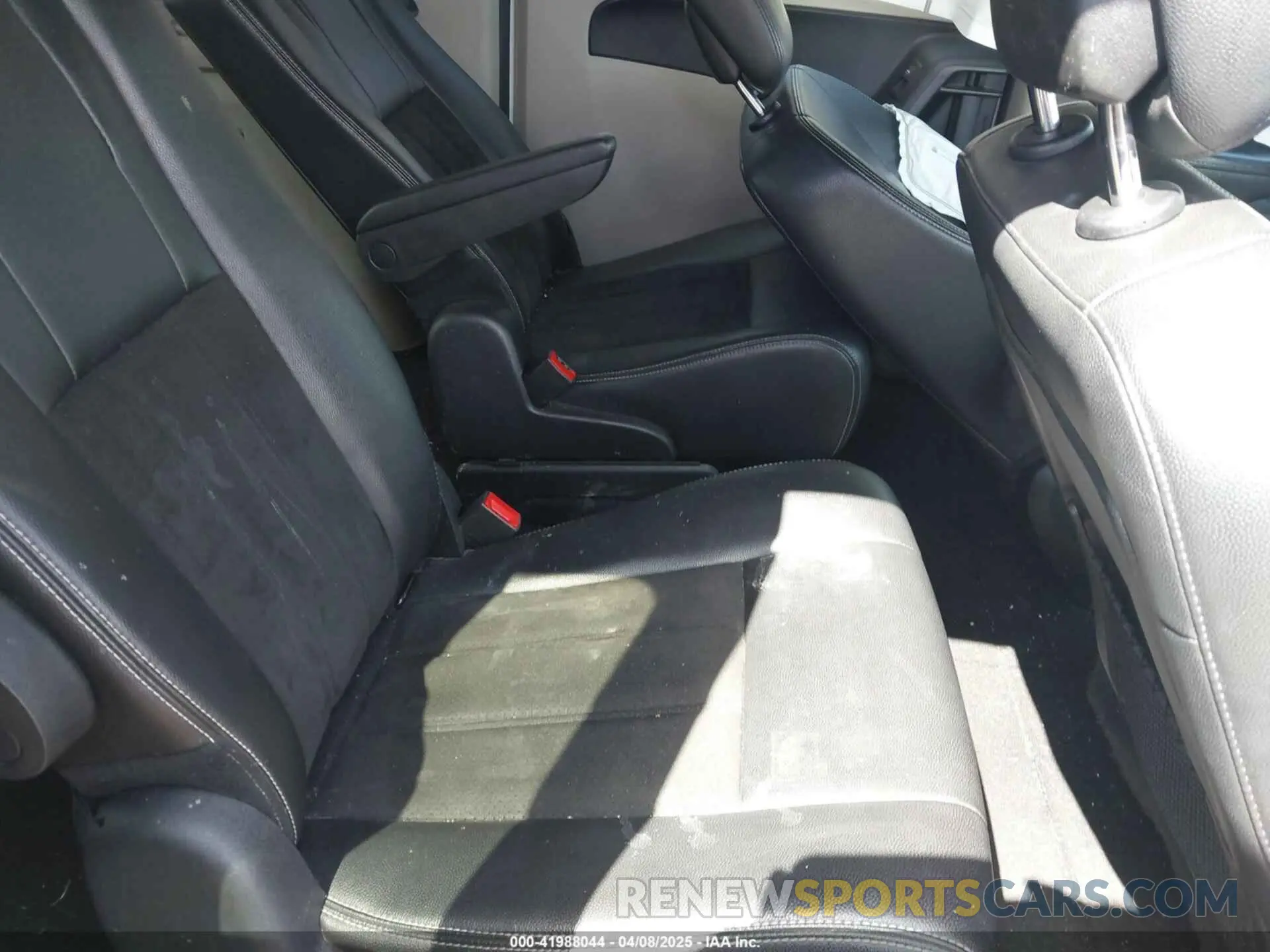 8 Photograph of a damaged car 2C4RDGCG3KR661558 DODGE GRAND CARAVAN 2019