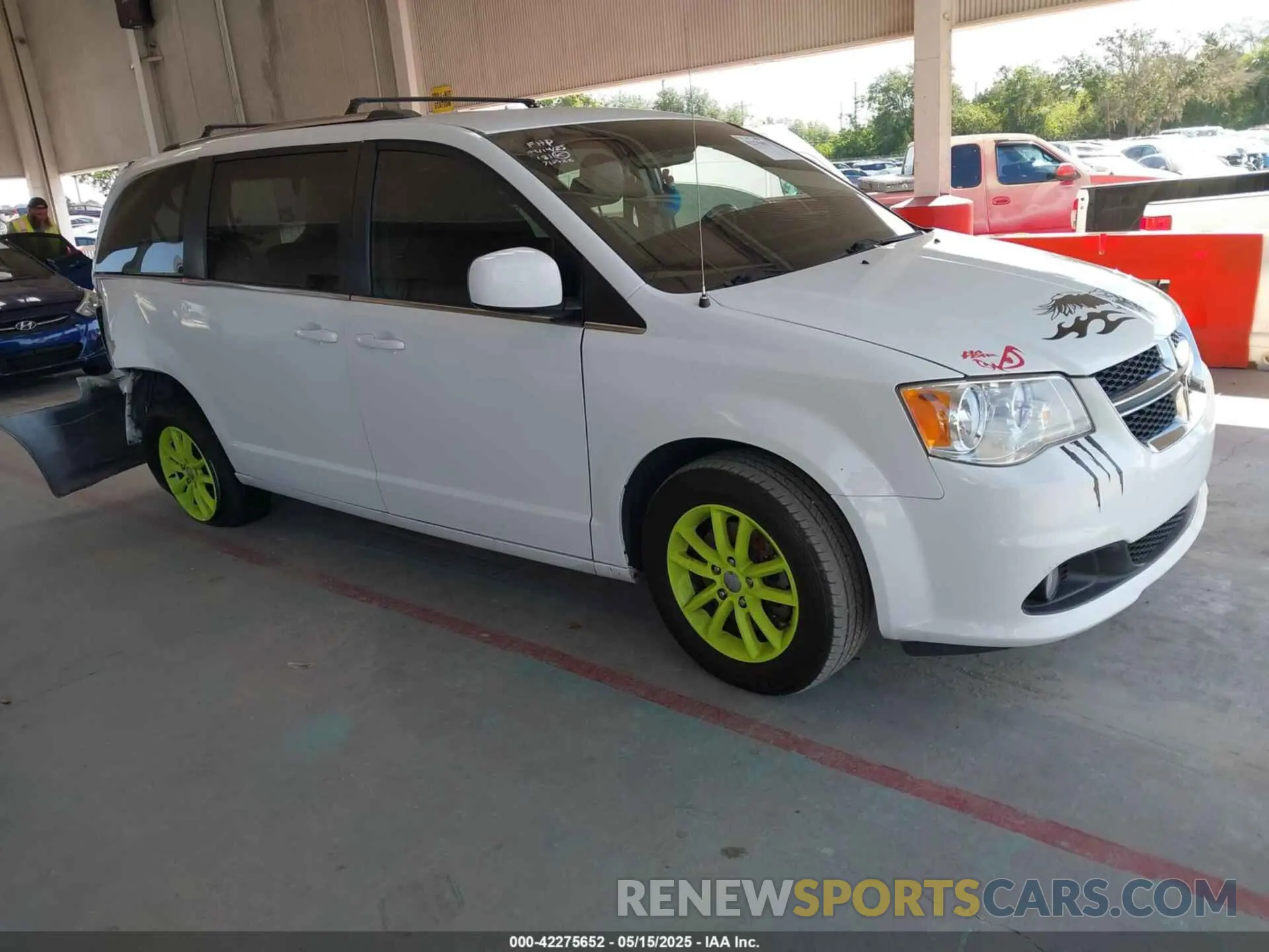 1 Photograph of a damaged car 2C4RDGCG3KR743614 DODGE GRAND CARAVAN 2019