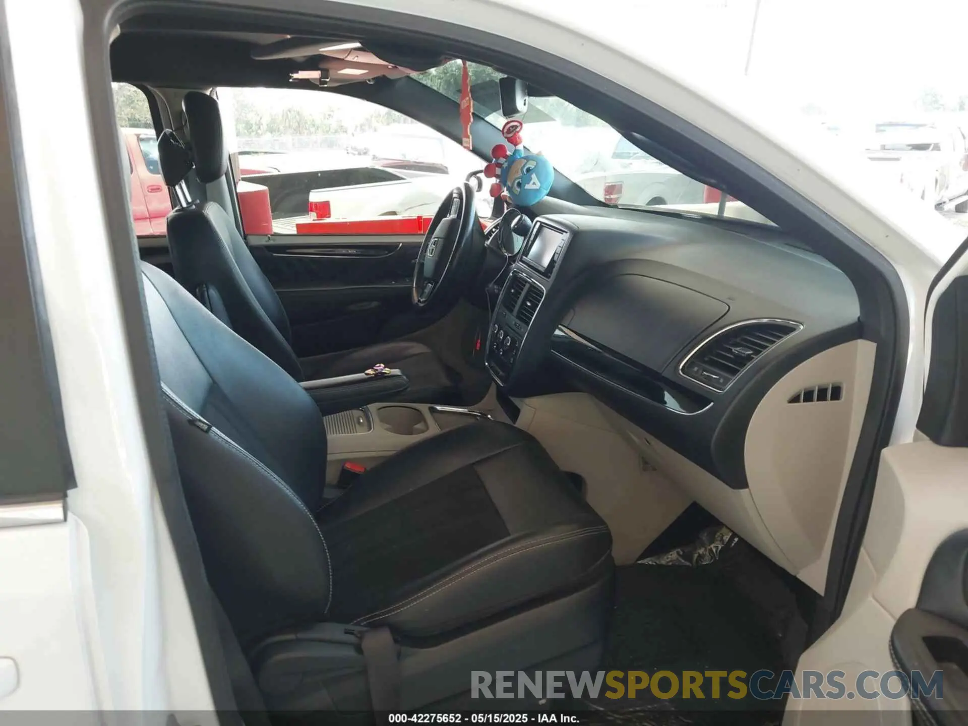 5 Photograph of a damaged car 2C4RDGCG3KR743614 DODGE GRAND CARAVAN 2019