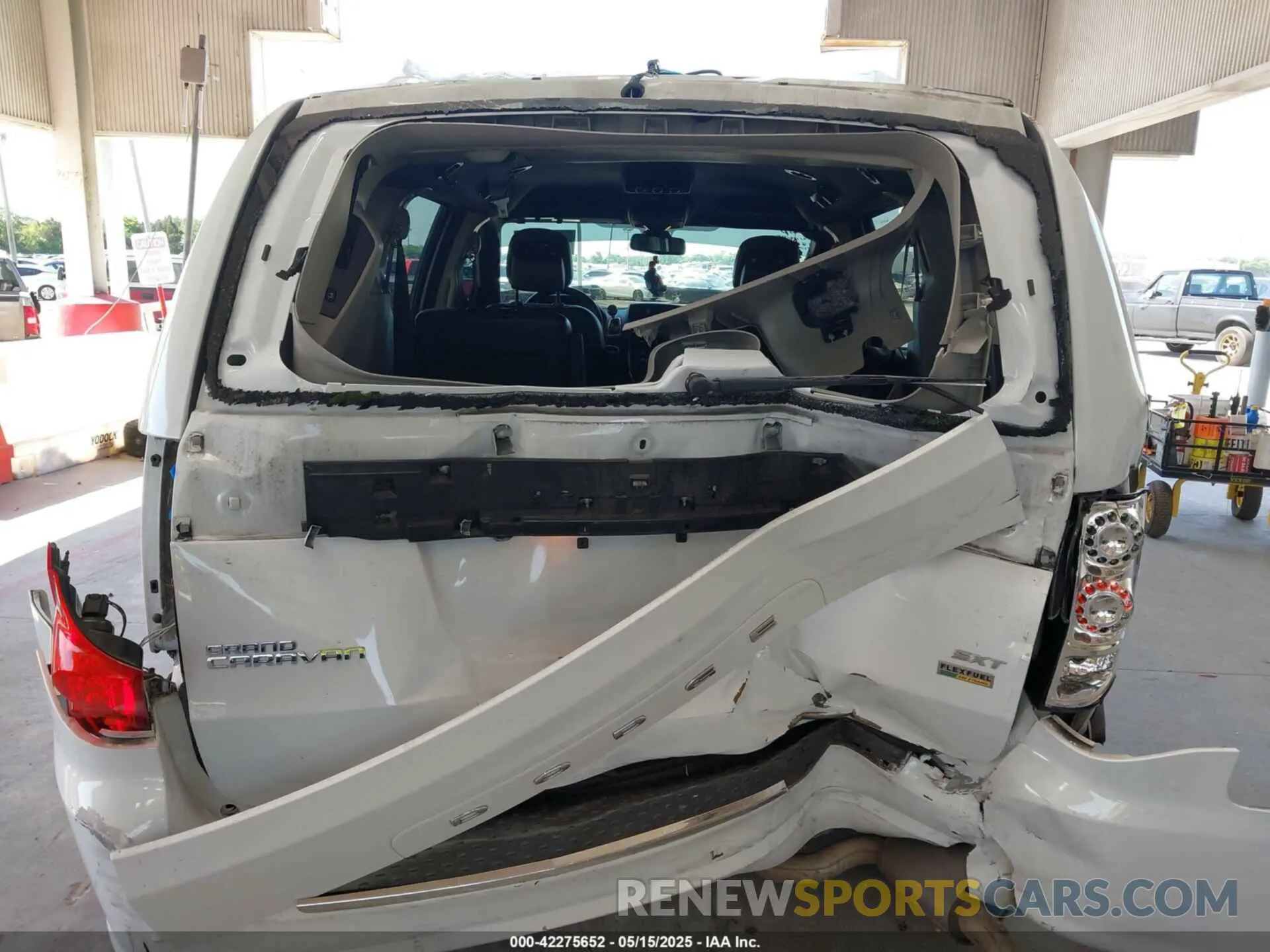 6 Photograph of a damaged car 2C4RDGCG3KR743614 DODGE GRAND CARAVAN 2019