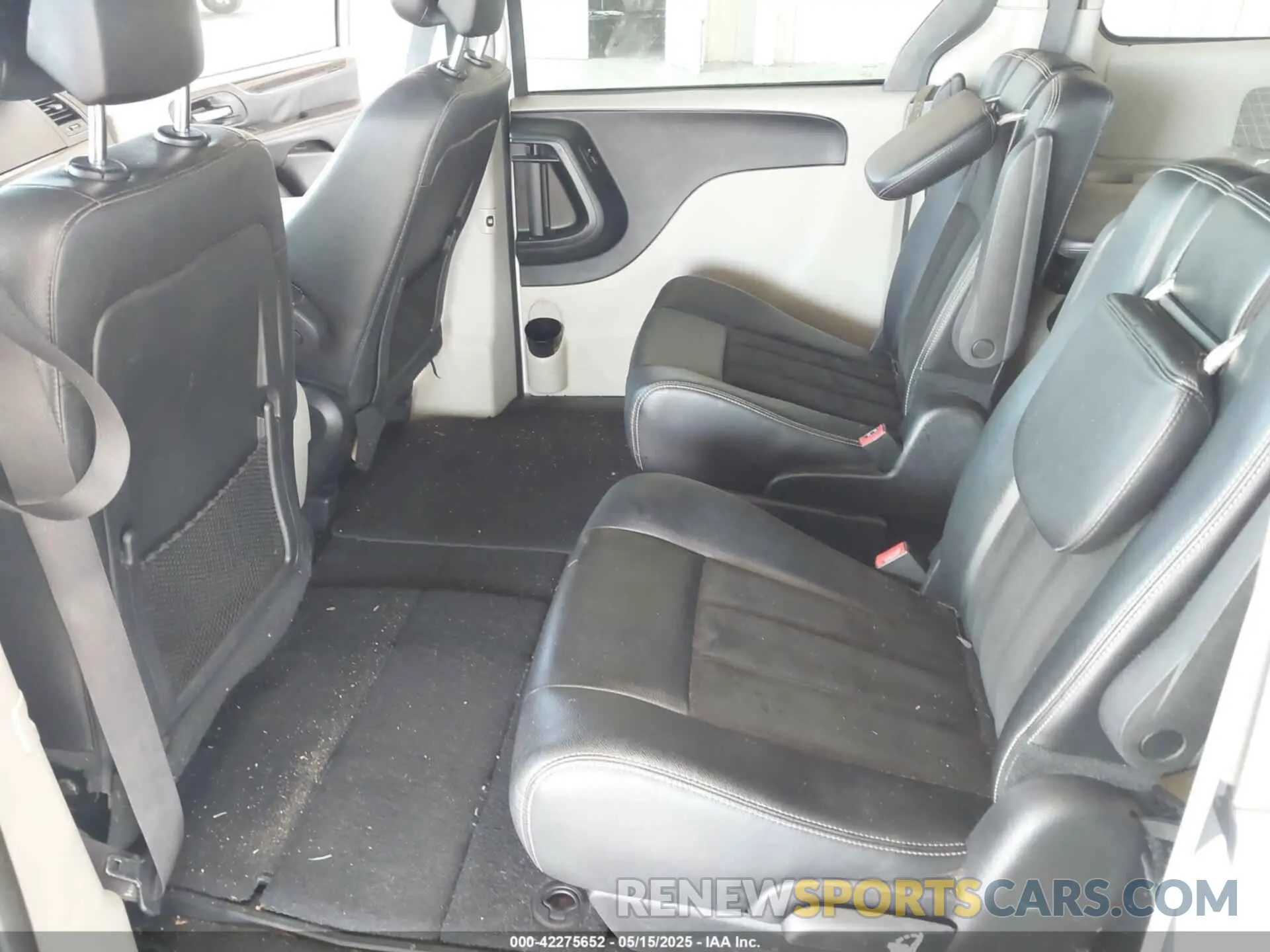 8 Photograph of a damaged car 2C4RDGCG3KR743614 DODGE GRAND CARAVAN 2019