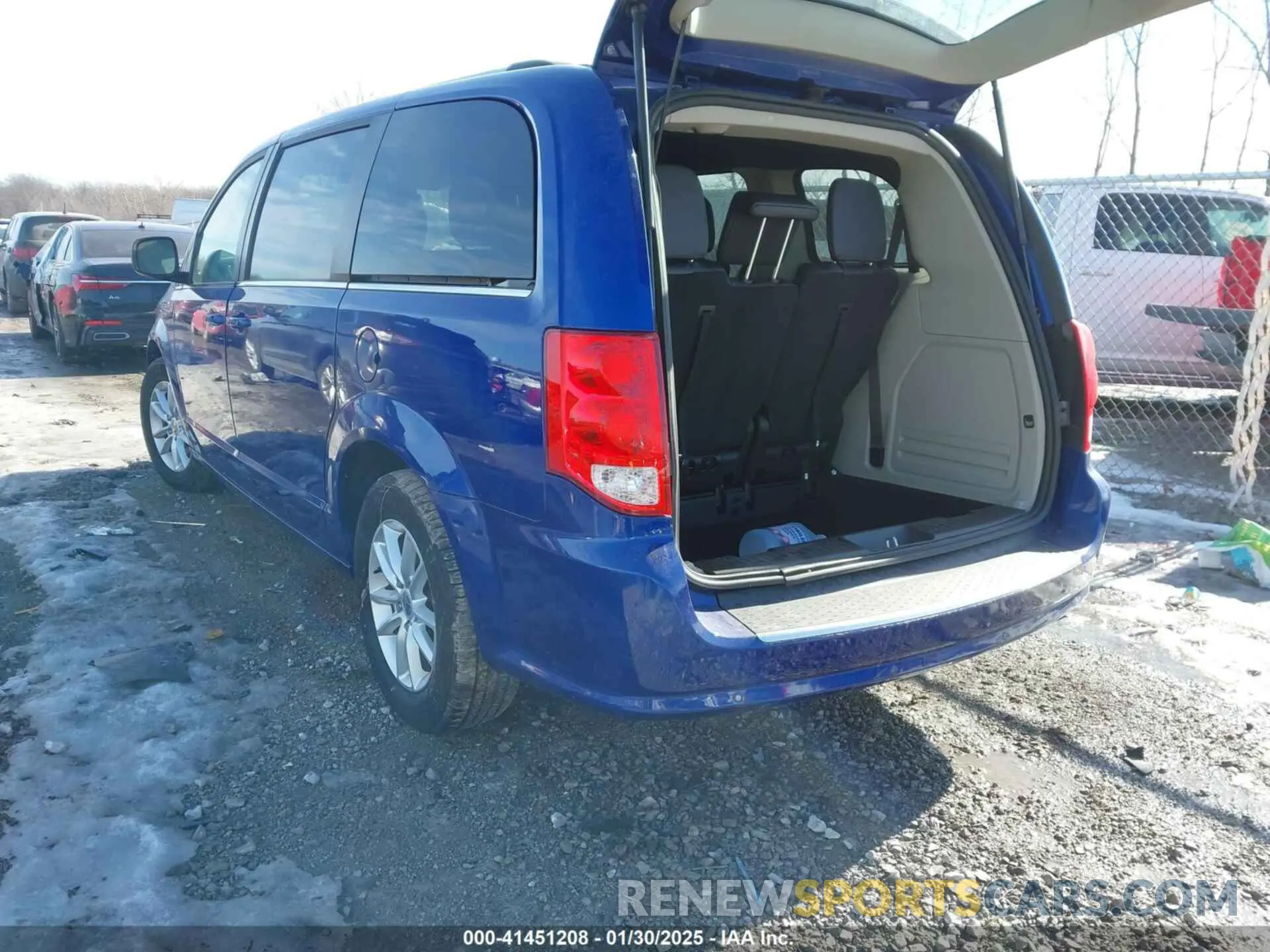3 Photograph of a damaged car 2C4RDGCG3KR757271 DODGE GRAND CARAVAN 2019