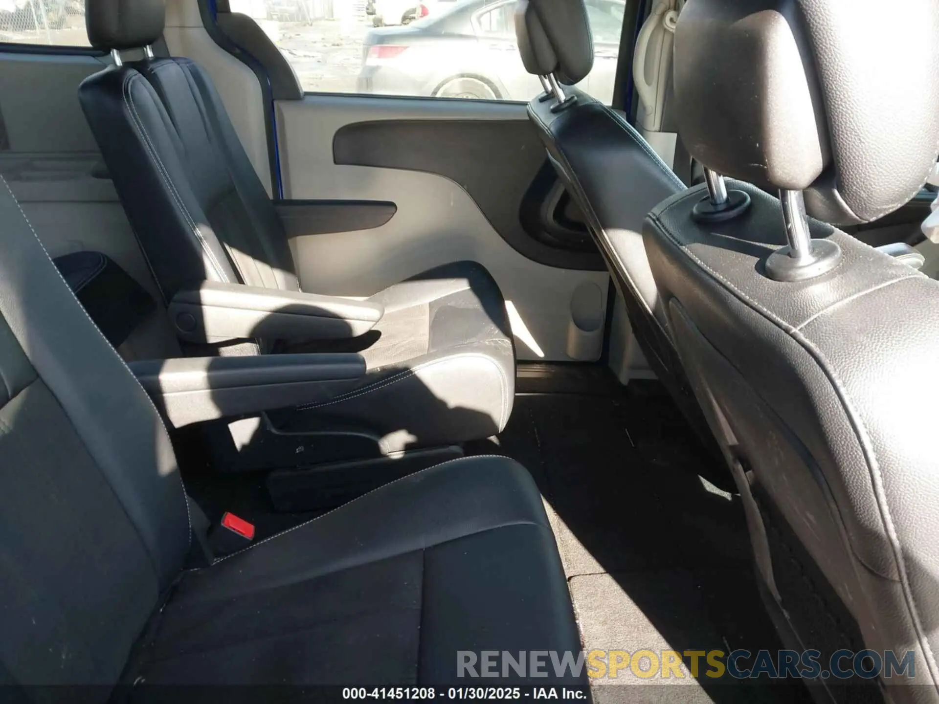 8 Photograph of a damaged car 2C4RDGCG3KR757271 DODGE GRAND CARAVAN 2019