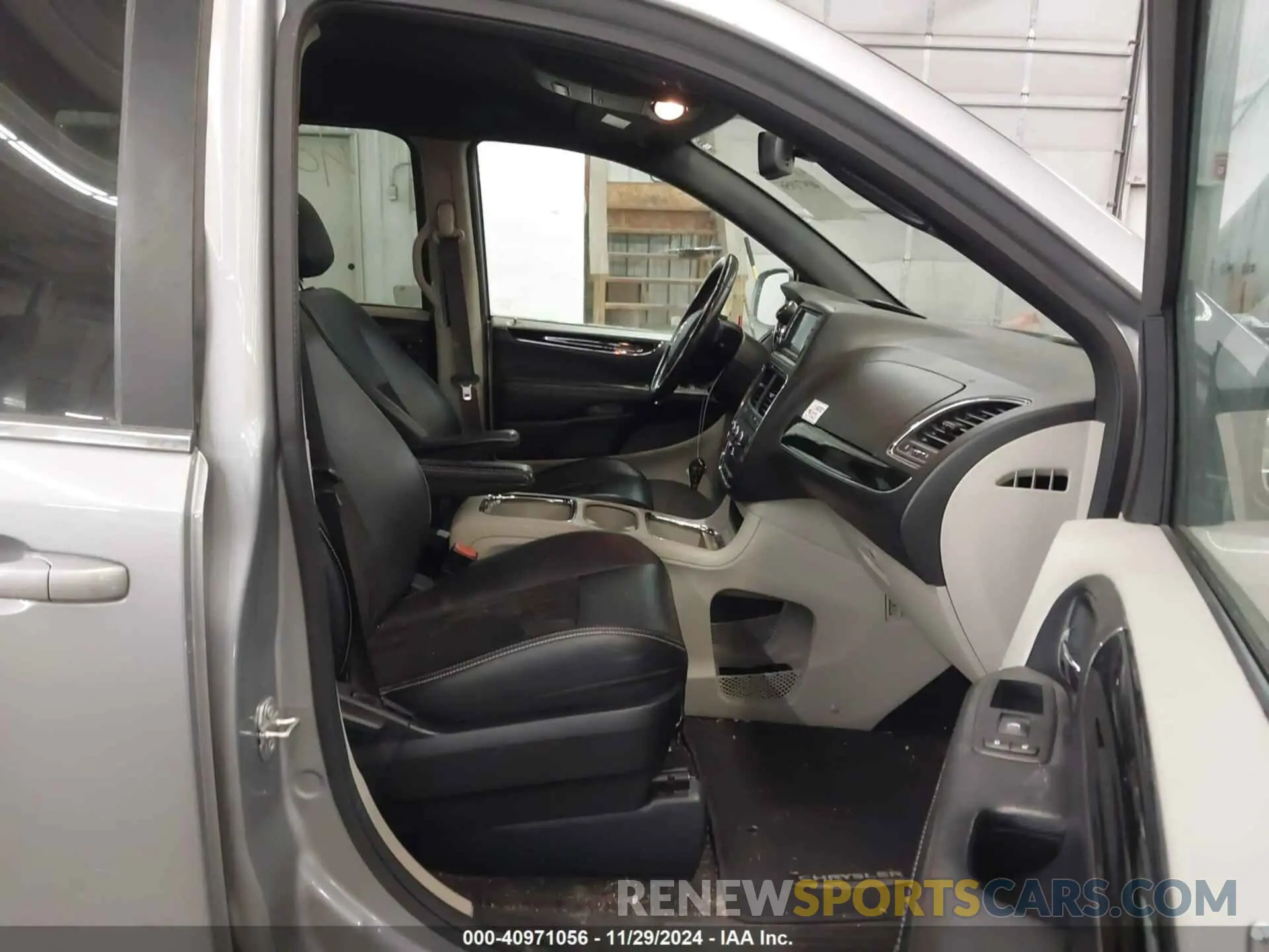 5 Photograph of a damaged car 2C4RDGCG3KR760932 DODGE GRAND CARAVAN 2019