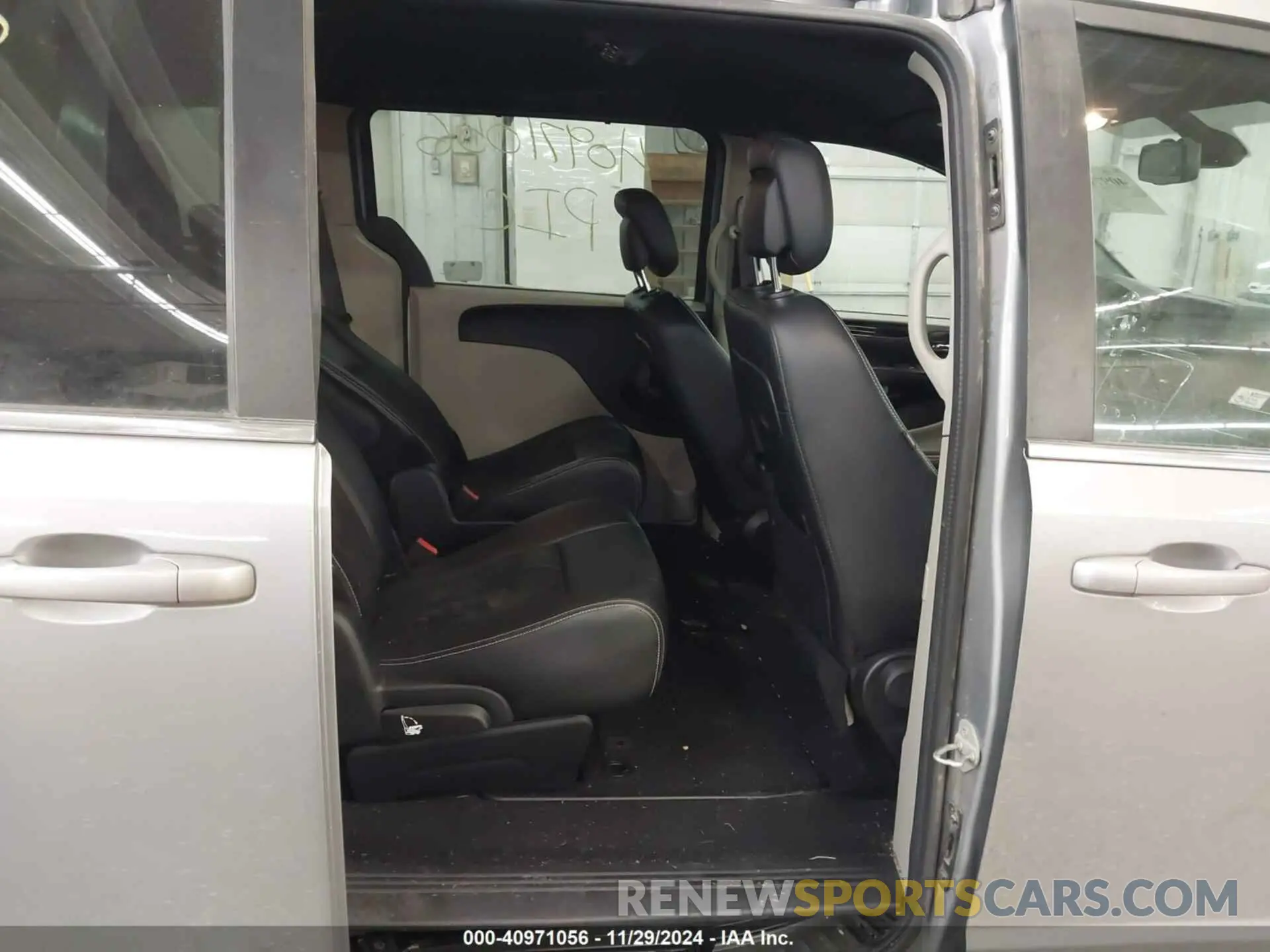 8 Photograph of a damaged car 2C4RDGCG3KR760932 DODGE GRAND CARAVAN 2019
