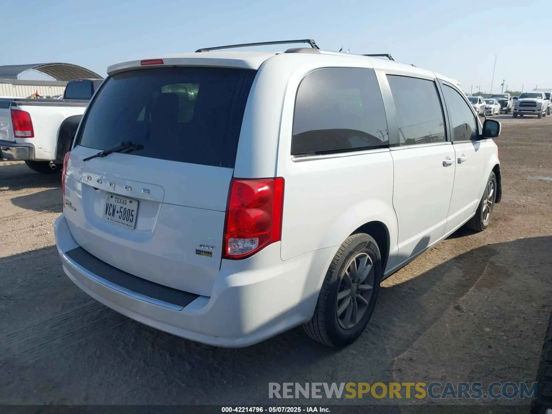 4 Photograph of a damaged car 2C4RDGCG4KR717670 DODGE GRAND CARAVAN 2019