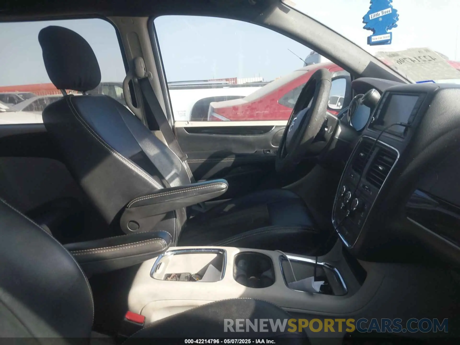 5 Photograph of a damaged car 2C4RDGCG4KR717670 DODGE GRAND CARAVAN 2019