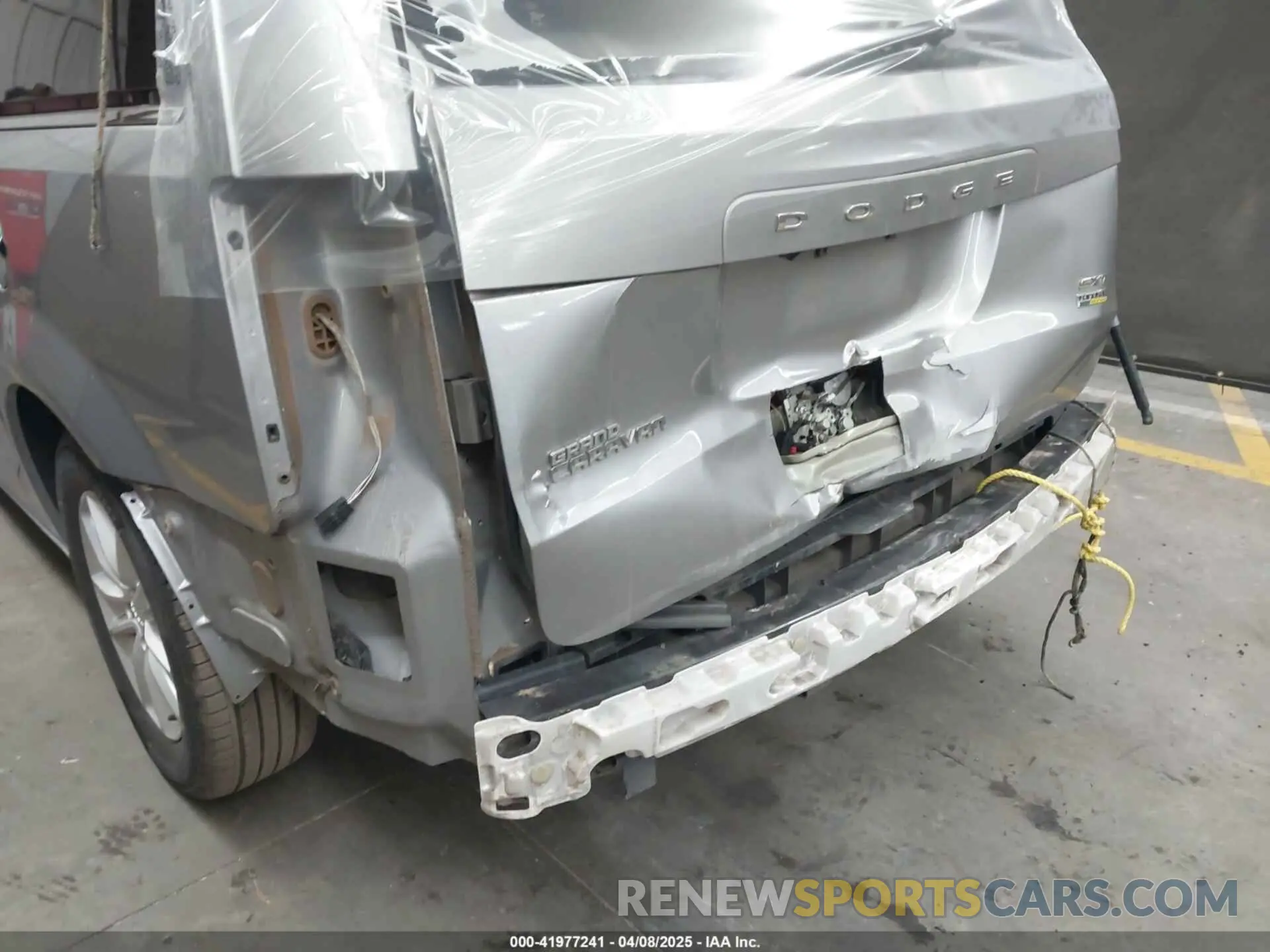 18 Photograph of a damaged car 2C4RDGCG4KR748305 DODGE GRAND CARAVAN 2019