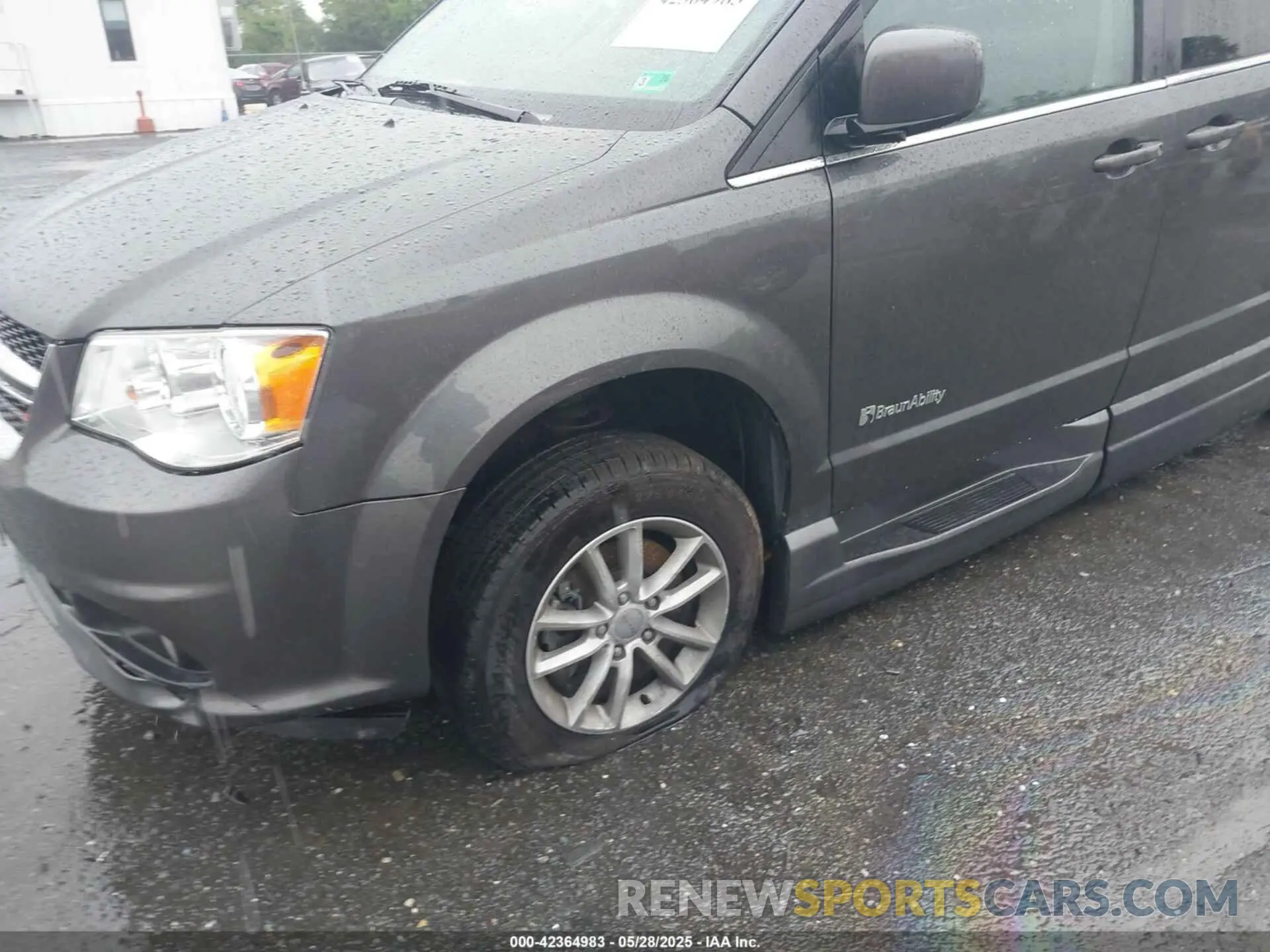 6 Photograph of a damaged car 2C4RDGCG4KR759420 DODGE GRAND CARAVAN 2019
