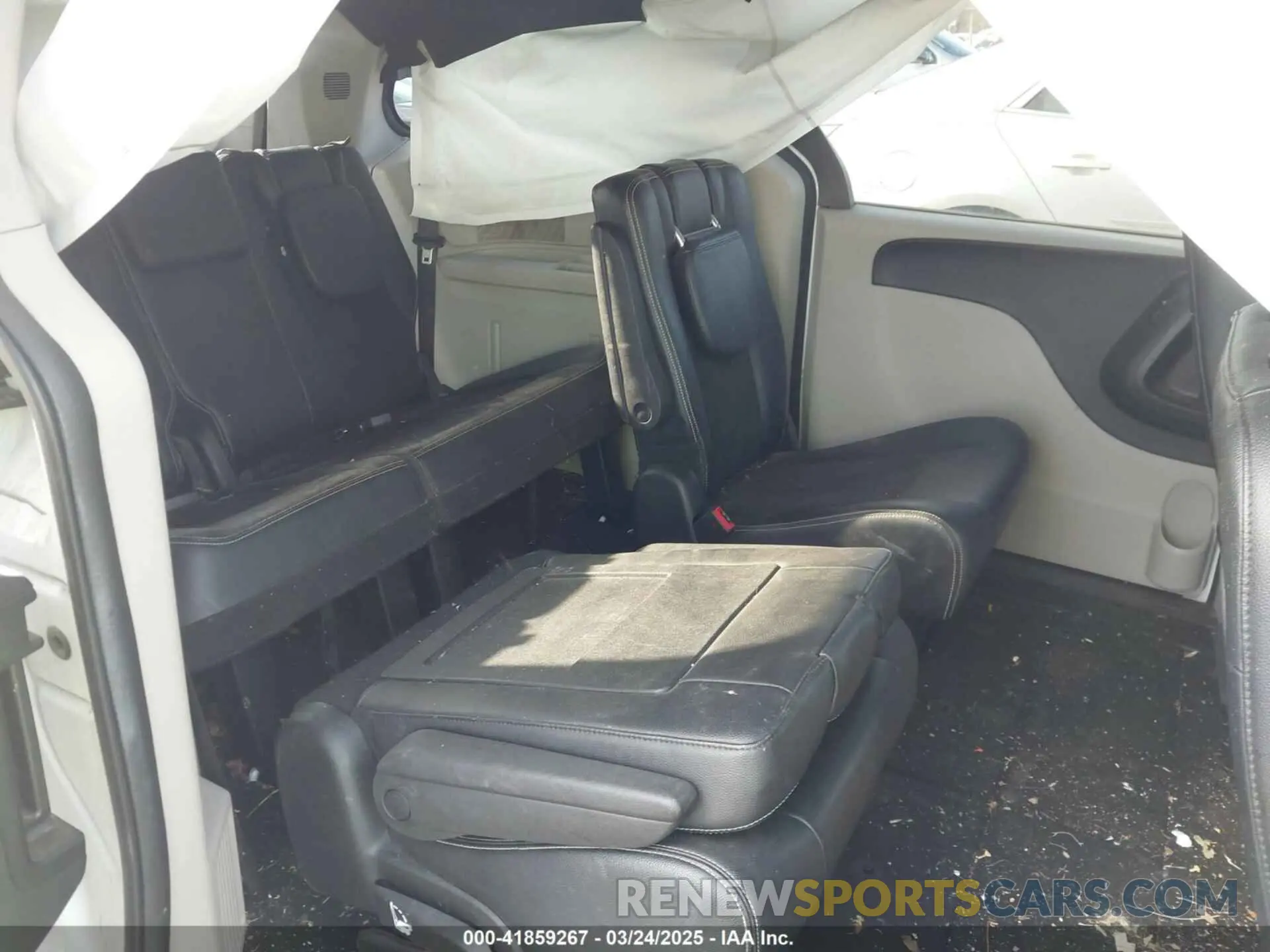 8 Photograph of a damaged car 2C4RDGCG4KR771745 DODGE GRAND CARAVAN 2019