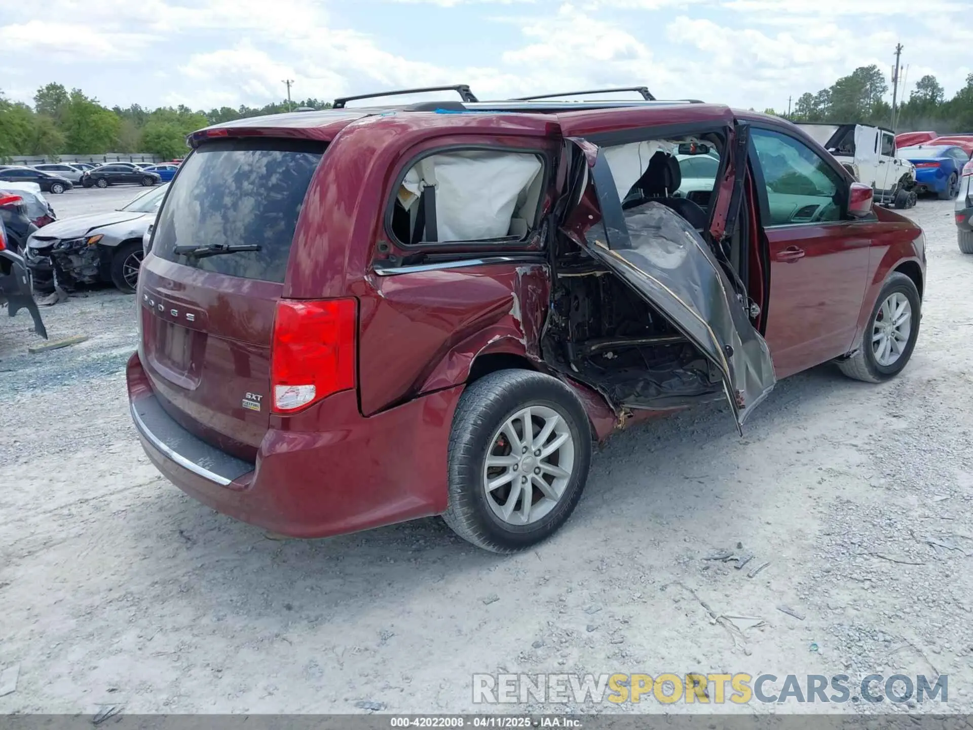 4 Photograph of a damaged car 2C4RDGCG4KR786844 DODGE GRAND CARAVAN 2019