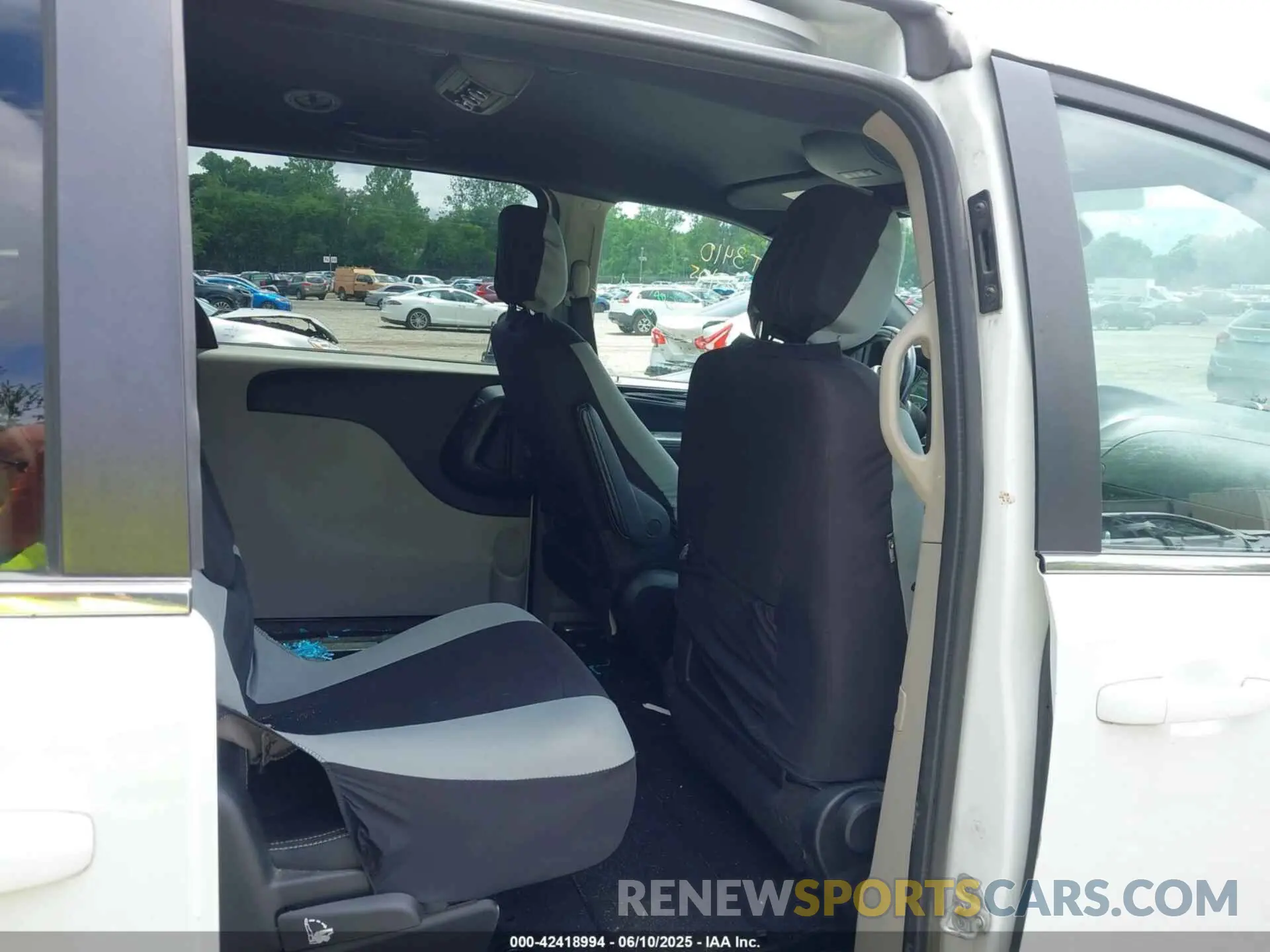 8 Photograph of a damaged car 2C4RDGCG4KR788223 DODGE GRAND CARAVAN 2019