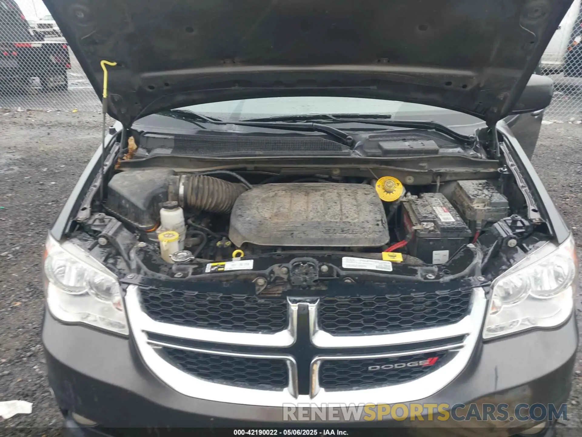 10 Photograph of a damaged car 2C4RDGCG5KR565883 DODGE GRAND CARAVAN 2019