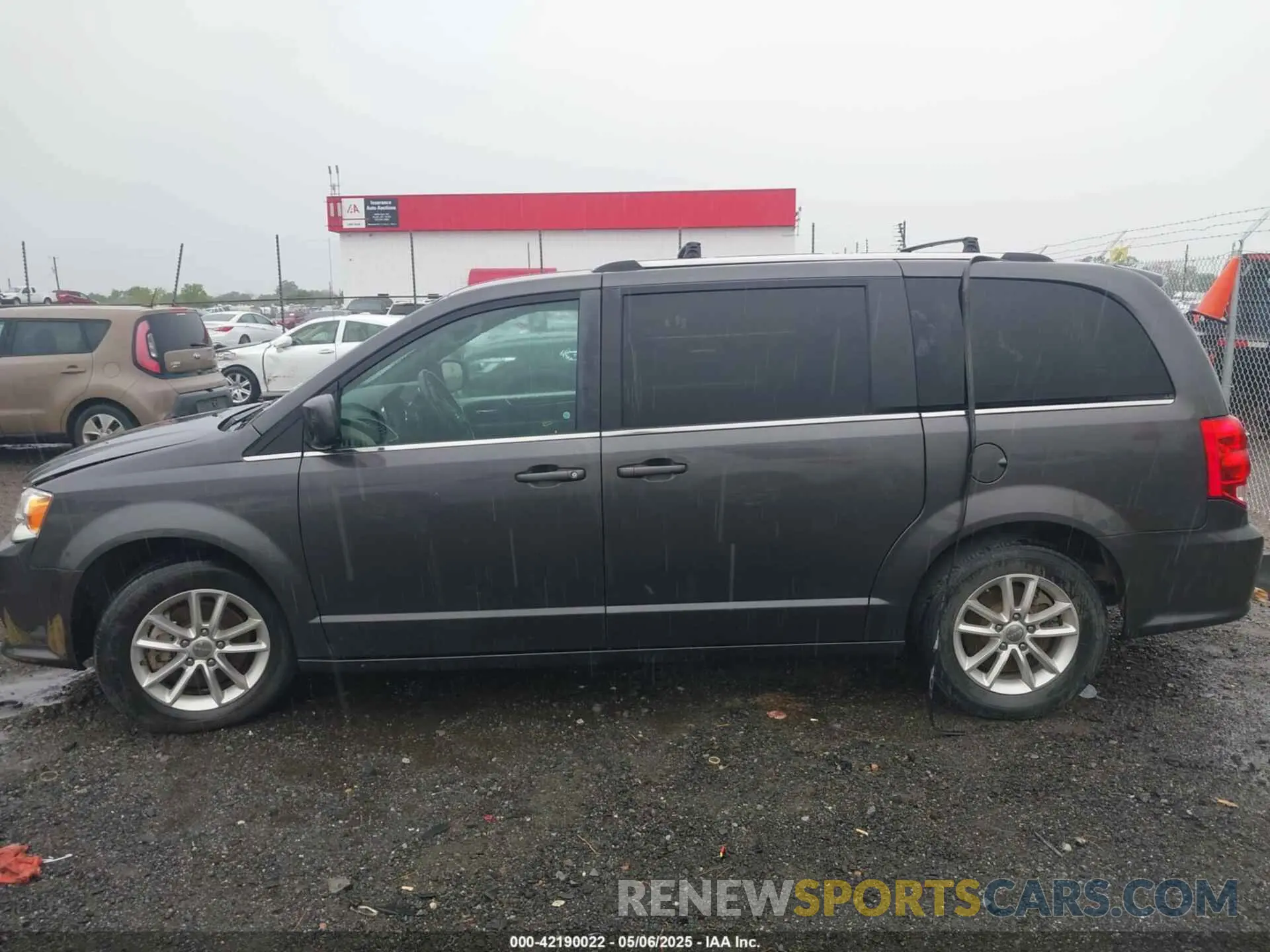 14 Photograph of a damaged car 2C4RDGCG5KR565883 DODGE GRAND CARAVAN 2019