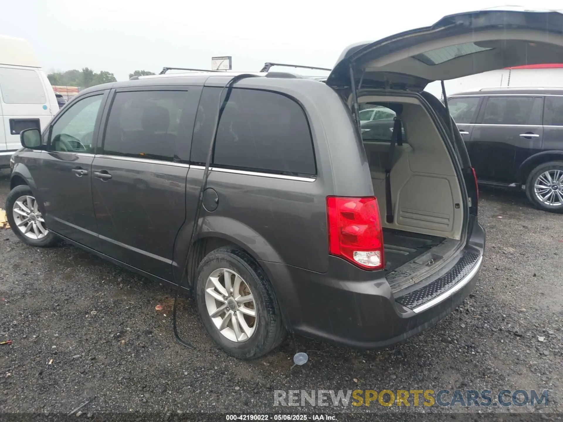 3 Photograph of a damaged car 2C4RDGCG5KR565883 DODGE GRAND CARAVAN 2019