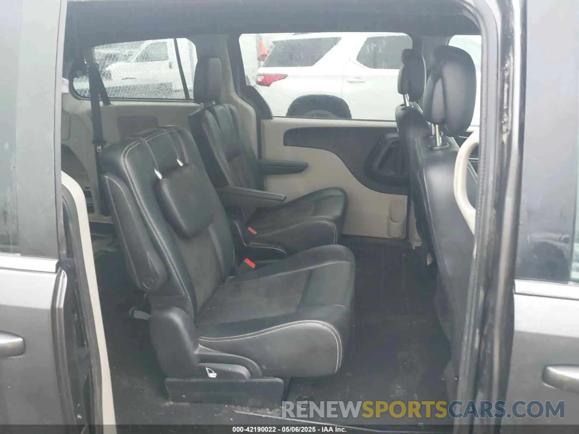 5 Photograph of a damaged car 2C4RDGCG5KR565883 DODGE GRAND CARAVAN 2019