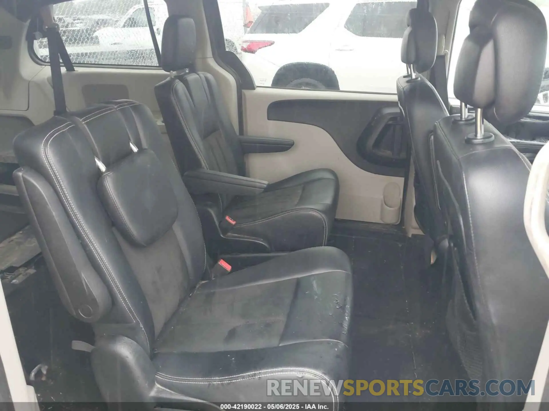 8 Photograph of a damaged car 2C4RDGCG5KR565883 DODGE GRAND CARAVAN 2019