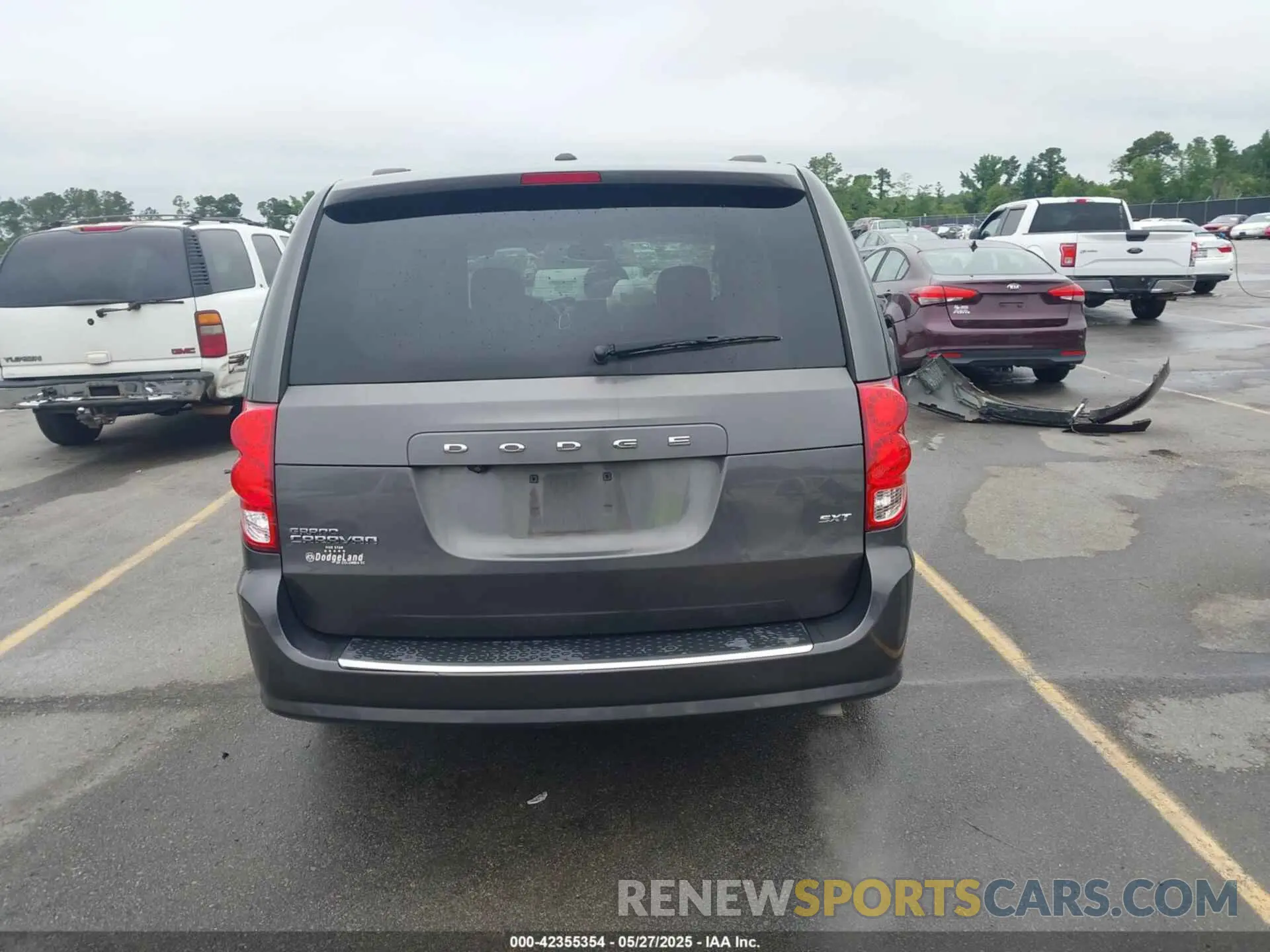 17 Photograph of a damaged car 2C4RDGCG5KR641960 DODGE GRAND CARAVAN 2019