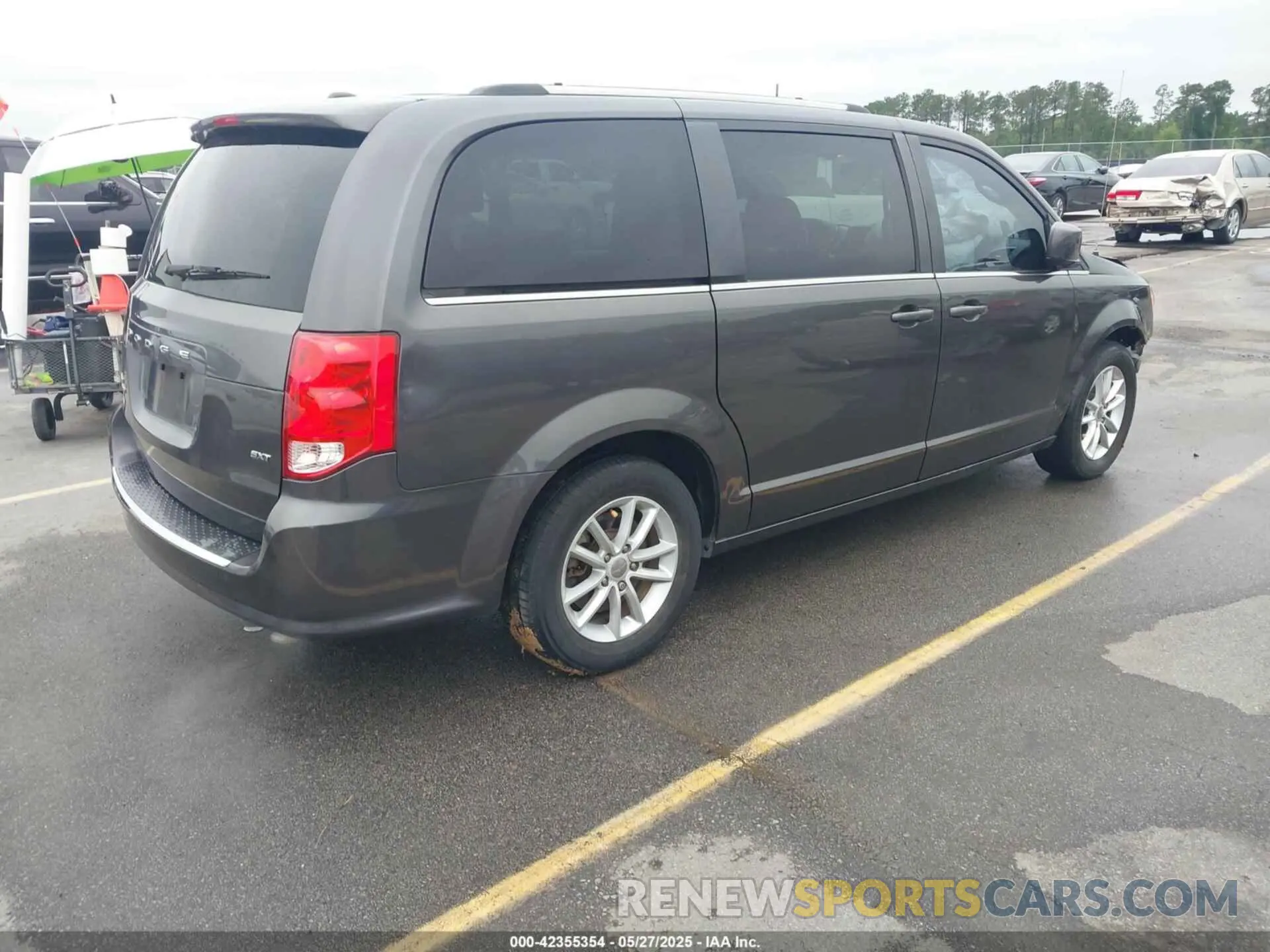 4 Photograph of a damaged car 2C4RDGCG5KR641960 DODGE GRAND CARAVAN 2019