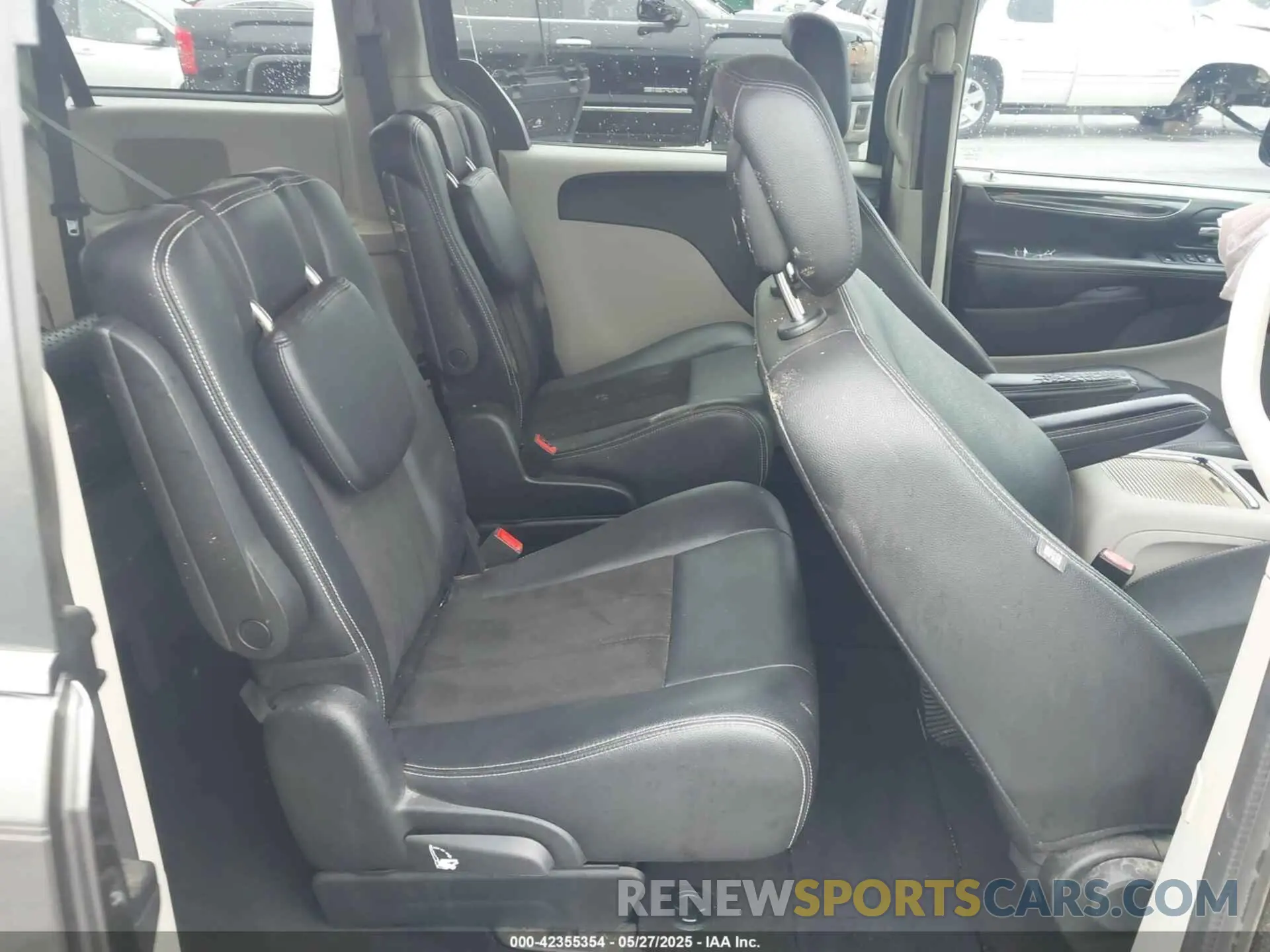 8 Photograph of a damaged car 2C4RDGCG5KR641960 DODGE GRAND CARAVAN 2019