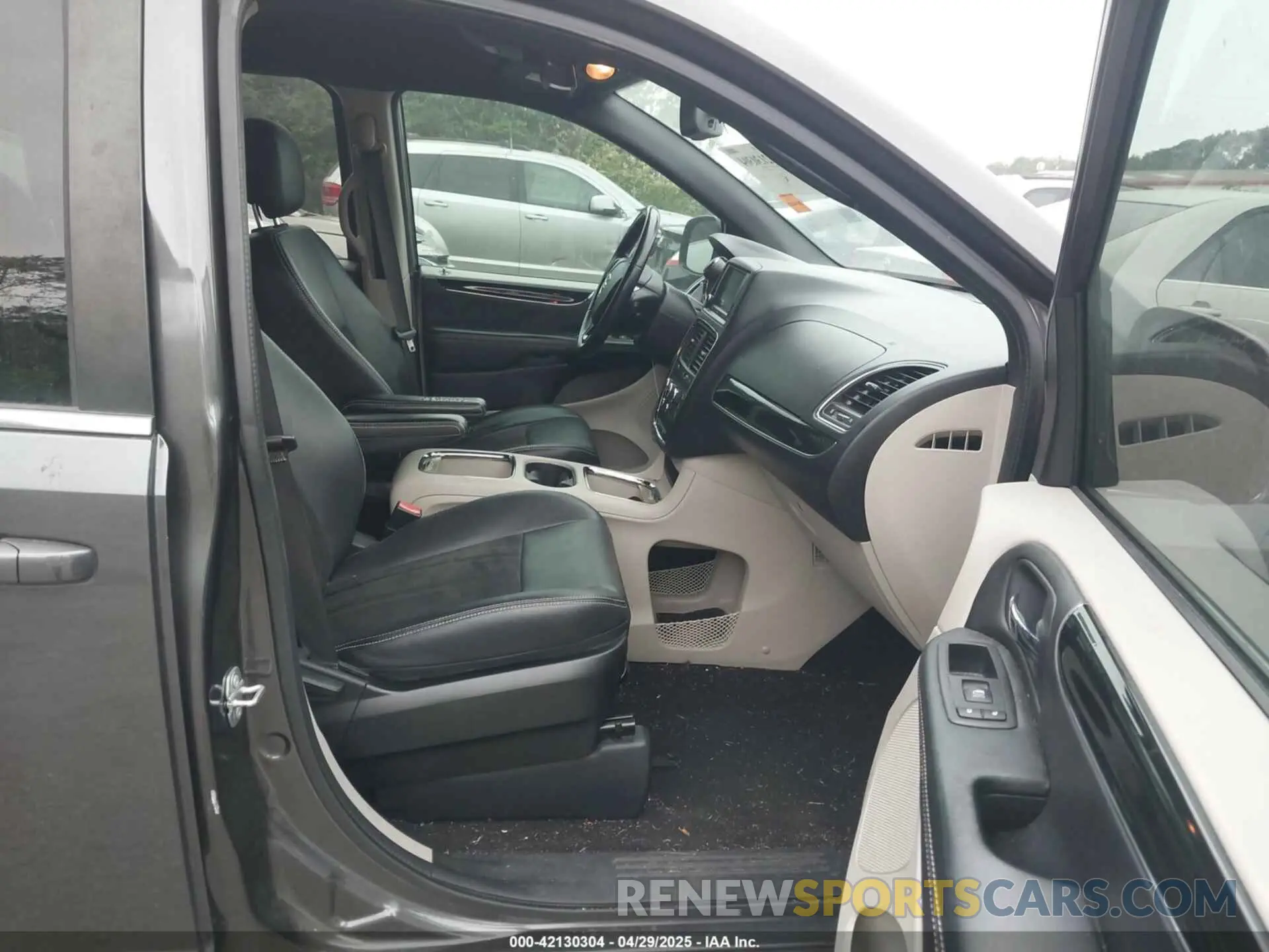 5 Photograph of a damaged car 2C4RDGCG5KR647015 DODGE GRAND CARAVAN 2019