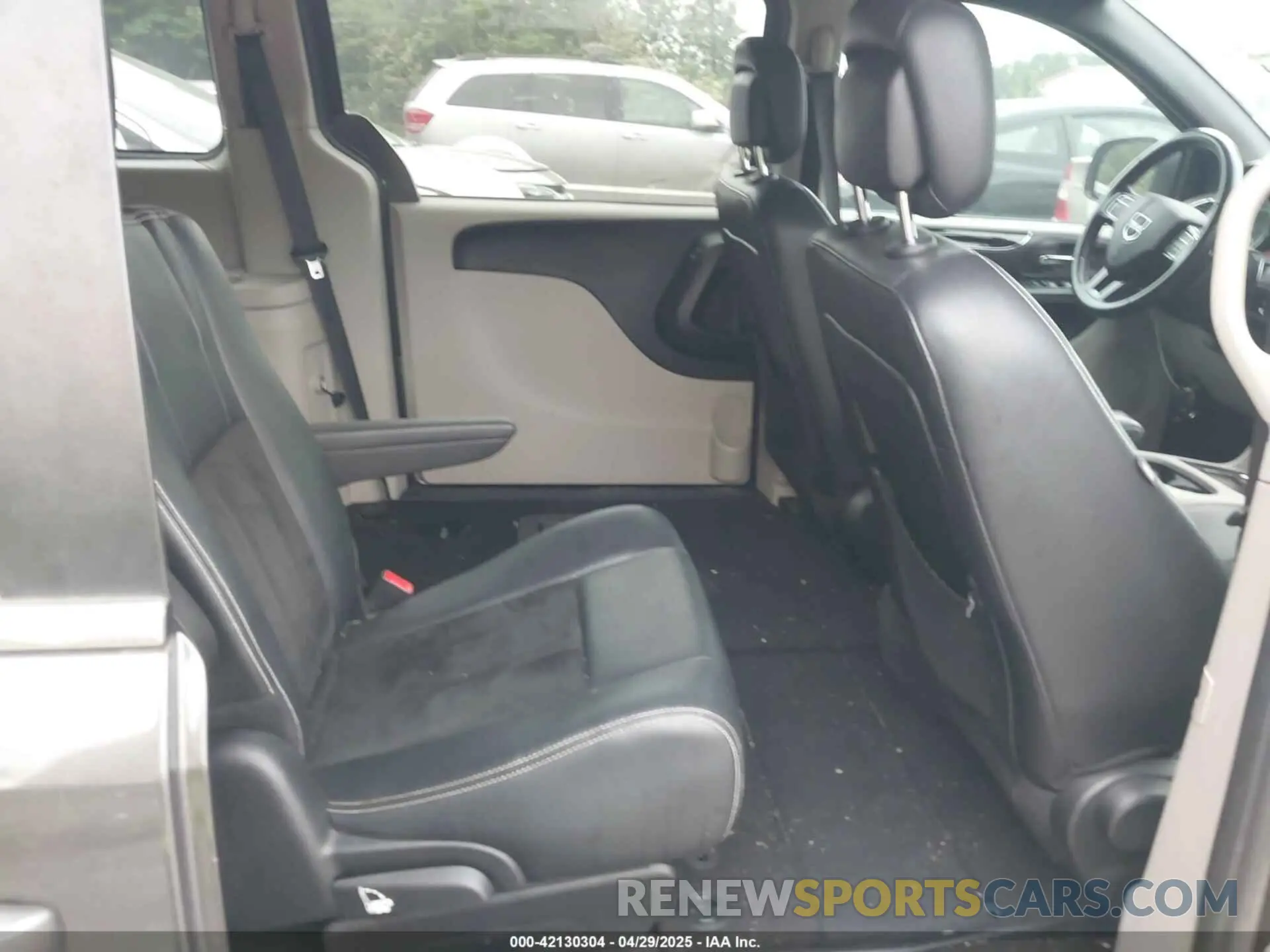 8 Photograph of a damaged car 2C4RDGCG5KR647015 DODGE GRAND CARAVAN 2019