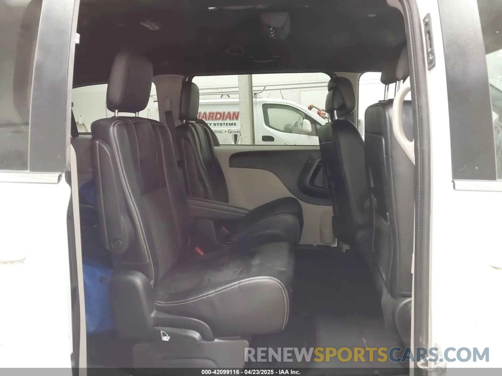 8 Photograph of a damaged car 2C4RDGCG5KR663344 DODGE GRAND CARAVAN 2019