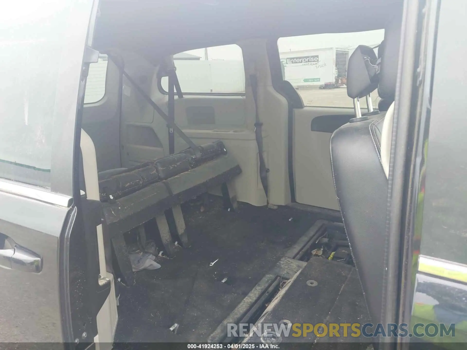 8 Photograph of a damaged car 2C4RDGCG5KR682668 DODGE GRAND CARAVAN 2019