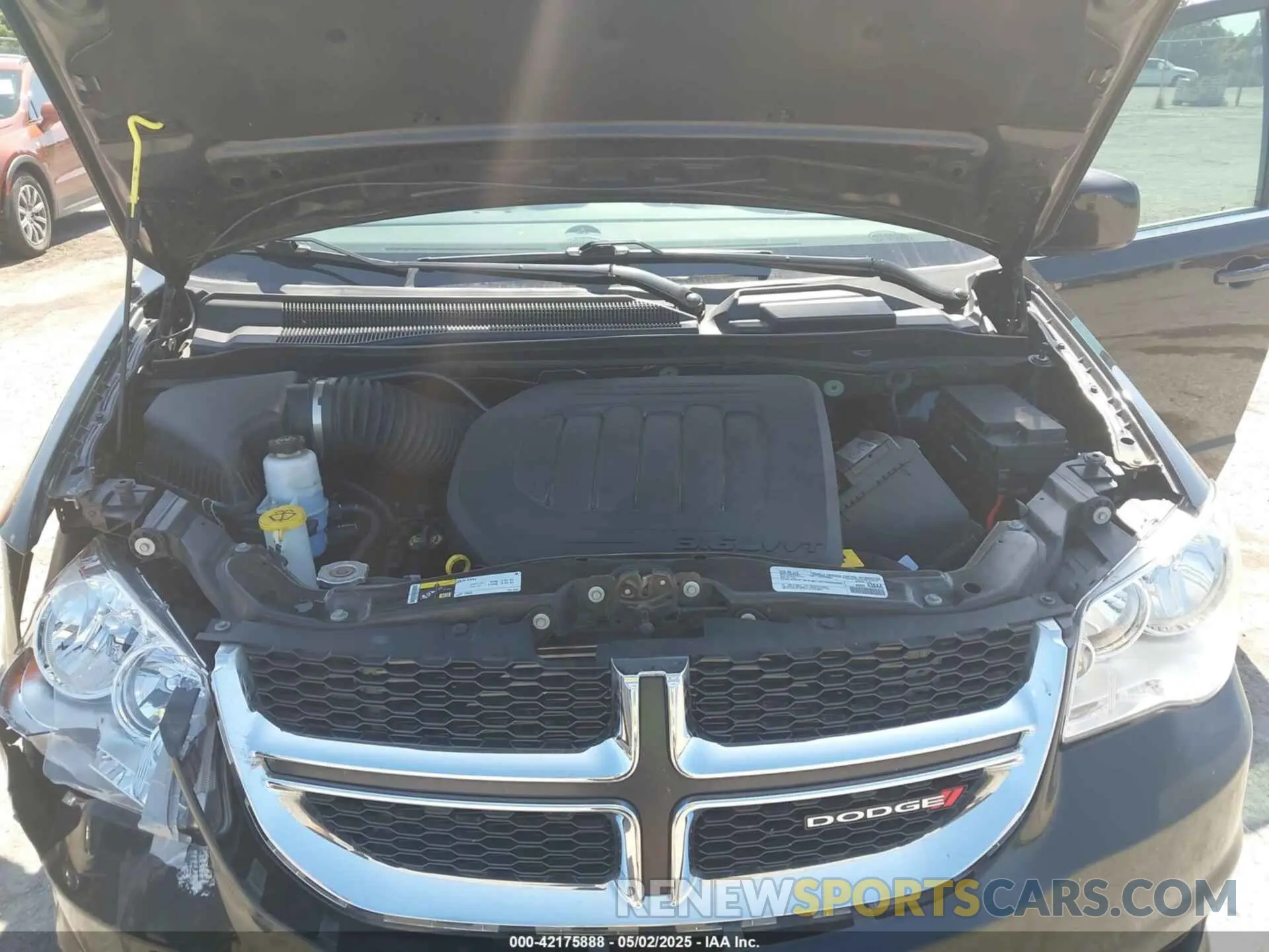 10 Photograph of a damaged car 2C4RDGCG5KR739144 DODGE GRAND CARAVAN 2019