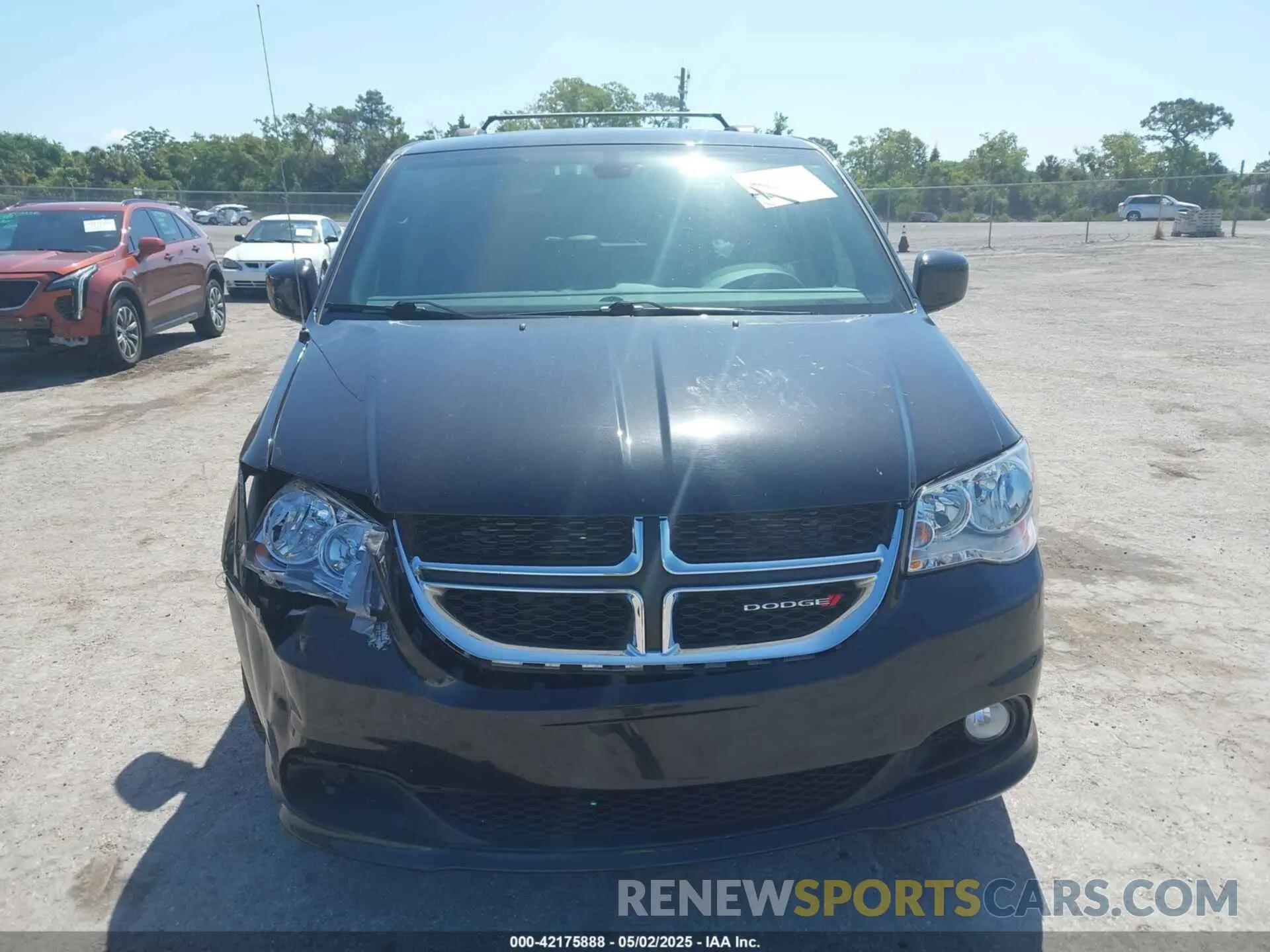 12 Photograph of a damaged car 2C4RDGCG5KR739144 DODGE GRAND CARAVAN 2019