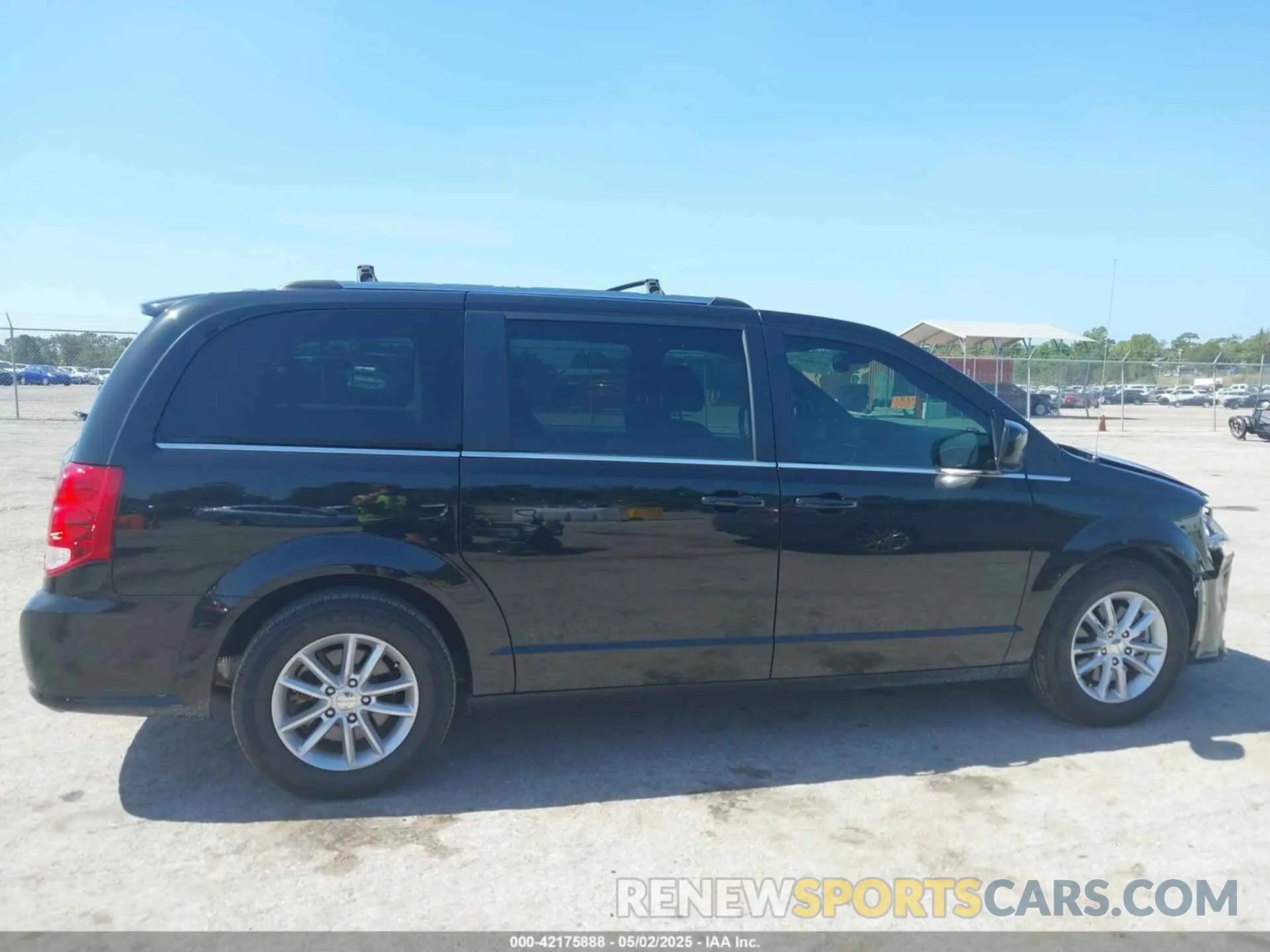 13 Photograph of a damaged car 2C4RDGCG5KR739144 DODGE GRAND CARAVAN 2019