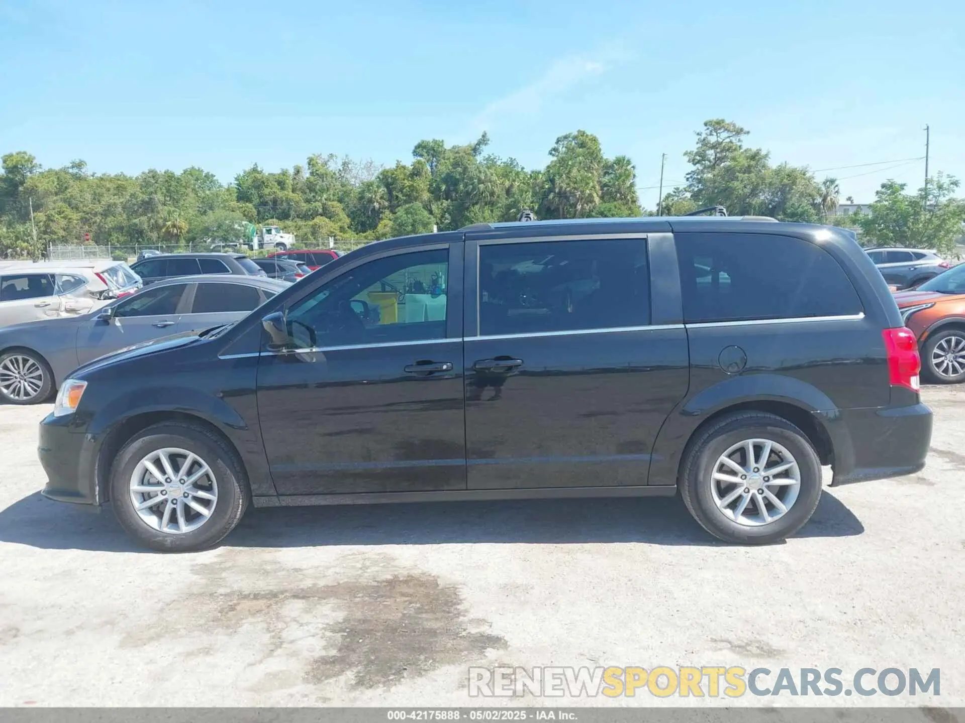 14 Photograph of a damaged car 2C4RDGCG5KR739144 DODGE GRAND CARAVAN 2019