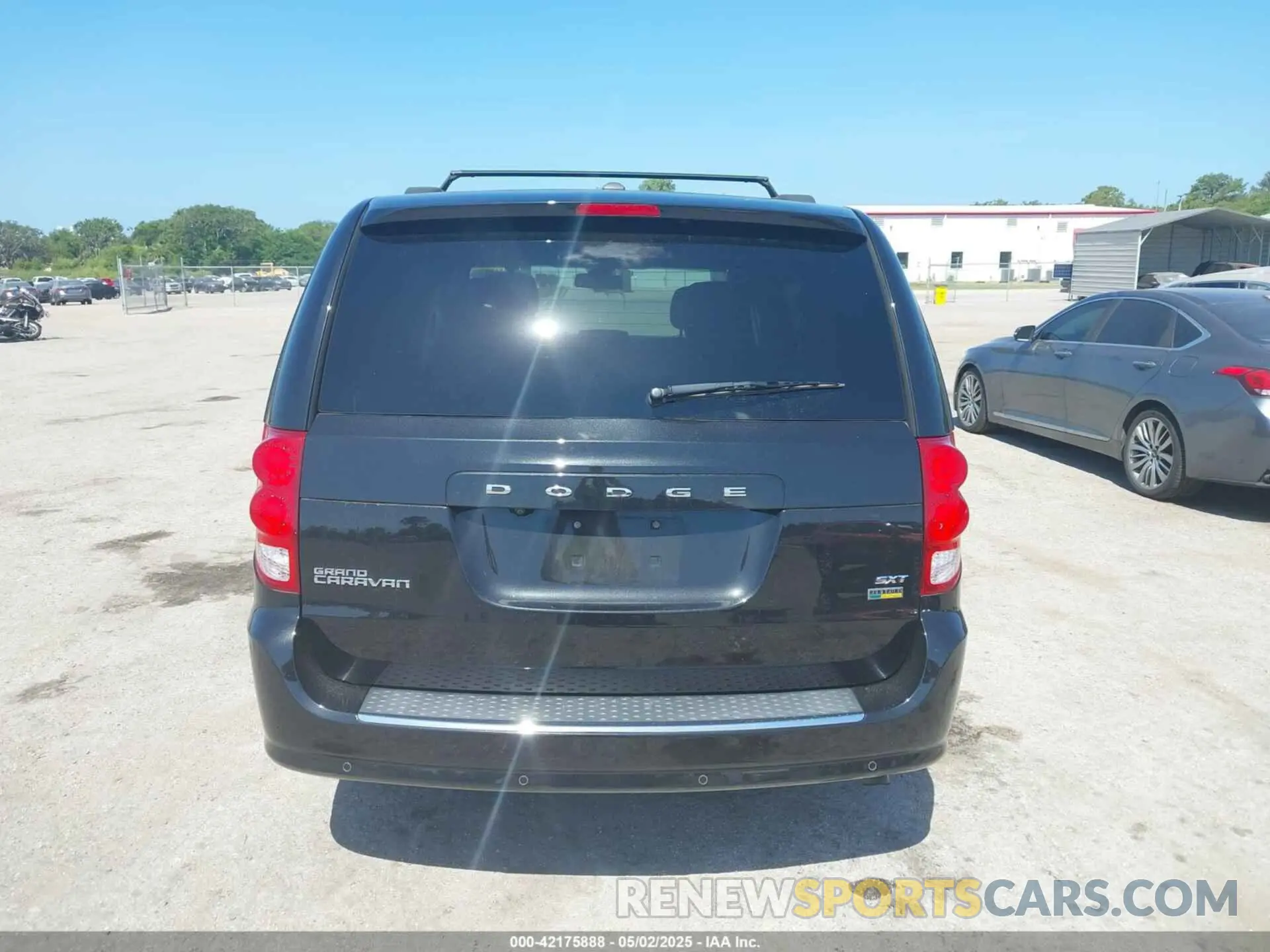 16 Photograph of a damaged car 2C4RDGCG5KR739144 DODGE GRAND CARAVAN 2019